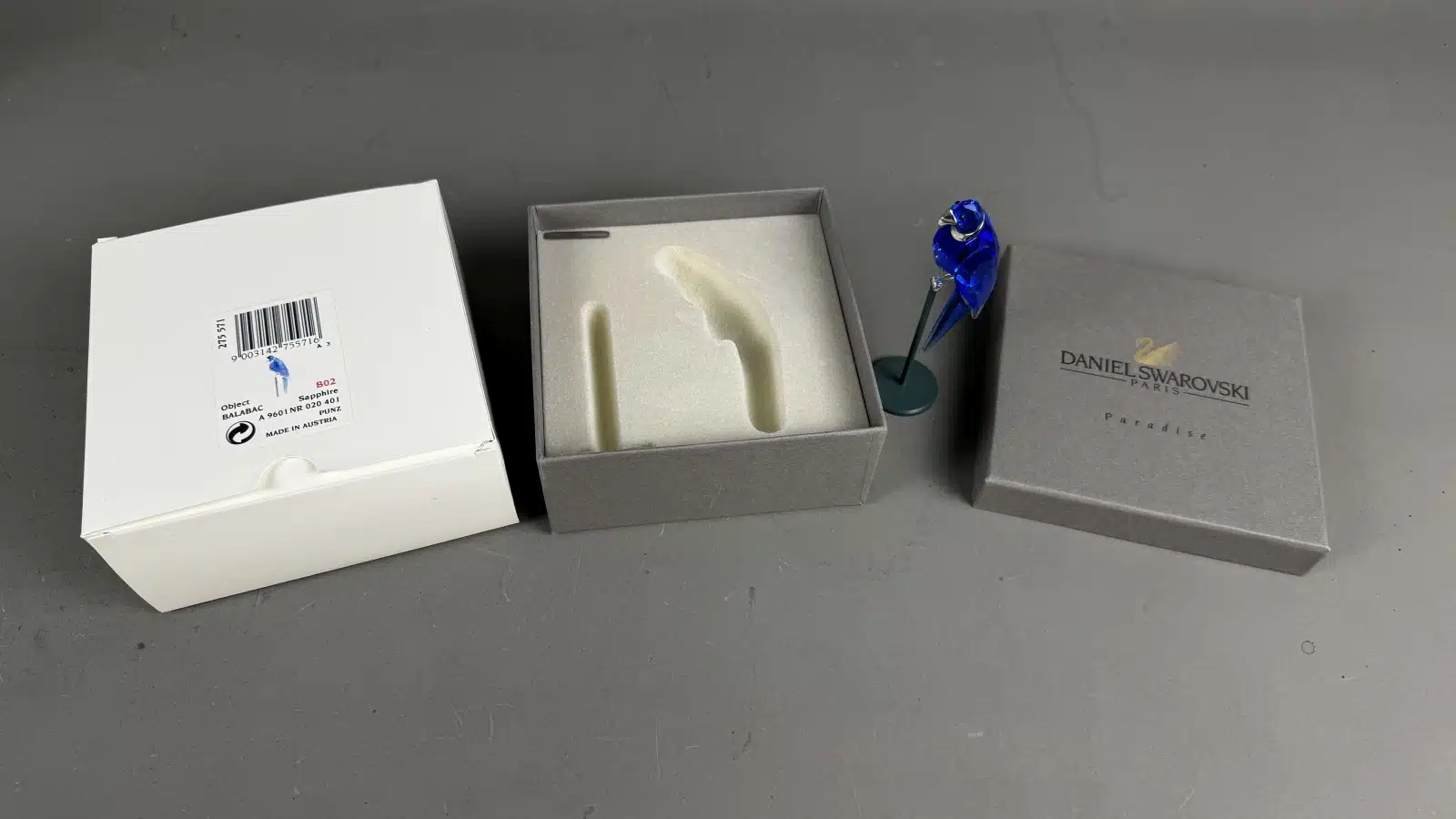 Swarovski Kristallfiguren "Vögel + Baum". Alles neu und originalverpackt, 12 Vögel in originaler Verpackung und ein großer Baum, Swarovski Crystal Tropical Birds And Paradise Tree, Baum ist dunkelgrün lackiert und dient als Display für die verschiedenen farbigen tropischen Vögel. siehe Bilder !! – Bild 27