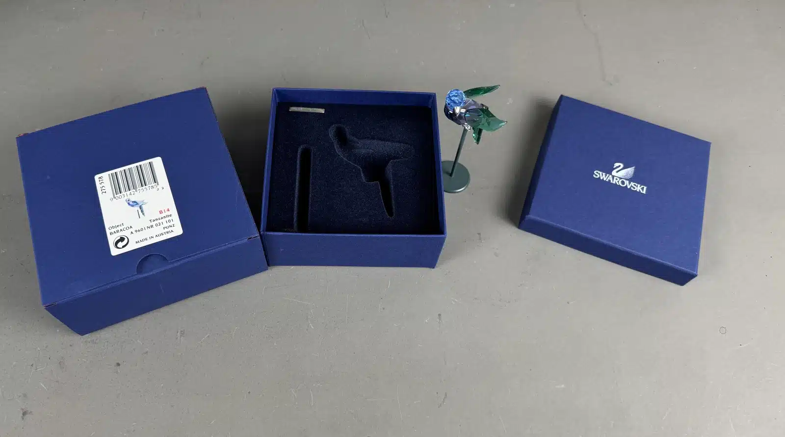 Swarovski Kristallfiguren "Vögel + Baum". Alles neu und originalverpackt, 12 Vögel in originaler Verpackung und ein großer Baum, Swarovski Crystal Tropical Birds And Paradise Tree, Baum ist dunkelgrün lackiert und dient als Display für die verschiedenen farbigen tropischen Vögel. siehe Bilder !! – Bild 29