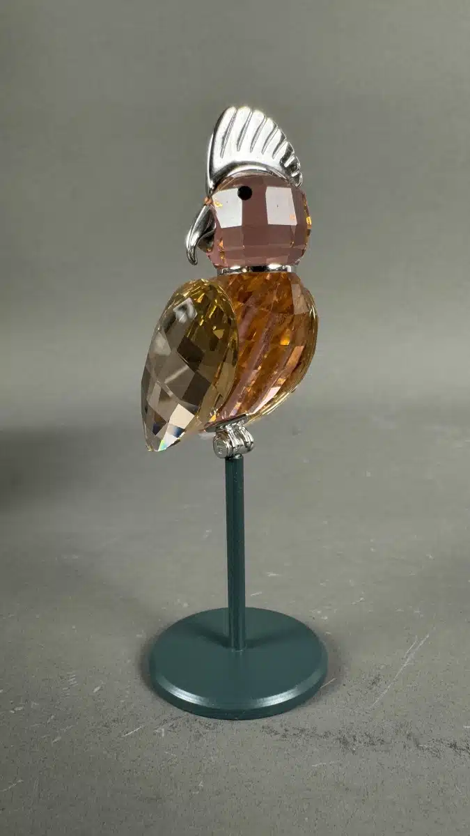 Swarovski Kristallfiguren "Vögel + Baum". Alles neu und originalverpackt, 12 Vögel in originaler Verpackung und ein großer Baum, Swarovski Crystal Tropical Birds And Paradise Tree, Baum ist dunkelgrün lackiert und dient als Display für die verschiedenen farbigen tropischen Vögel. siehe Bilder !! – Bild 31