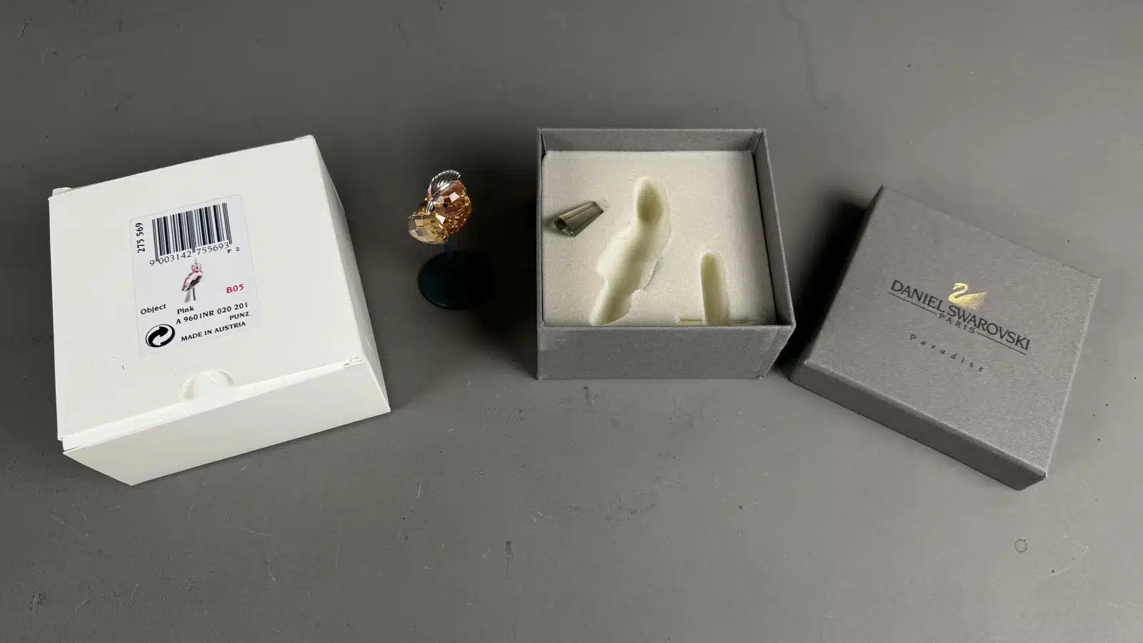 Swarovski Kristallfiguren "Vögel + Baum". Alles neu und originalverpackt, 12 Vögel in originaler Verpackung und ein großer Baum, Swarovski Crystal Tropical Birds And Paradise Tree, Baum ist dunkelgrün lackiert und dient als Display für die verschiedenen farbigen tropischen Vögel. siehe Bilder !! – Bild 32