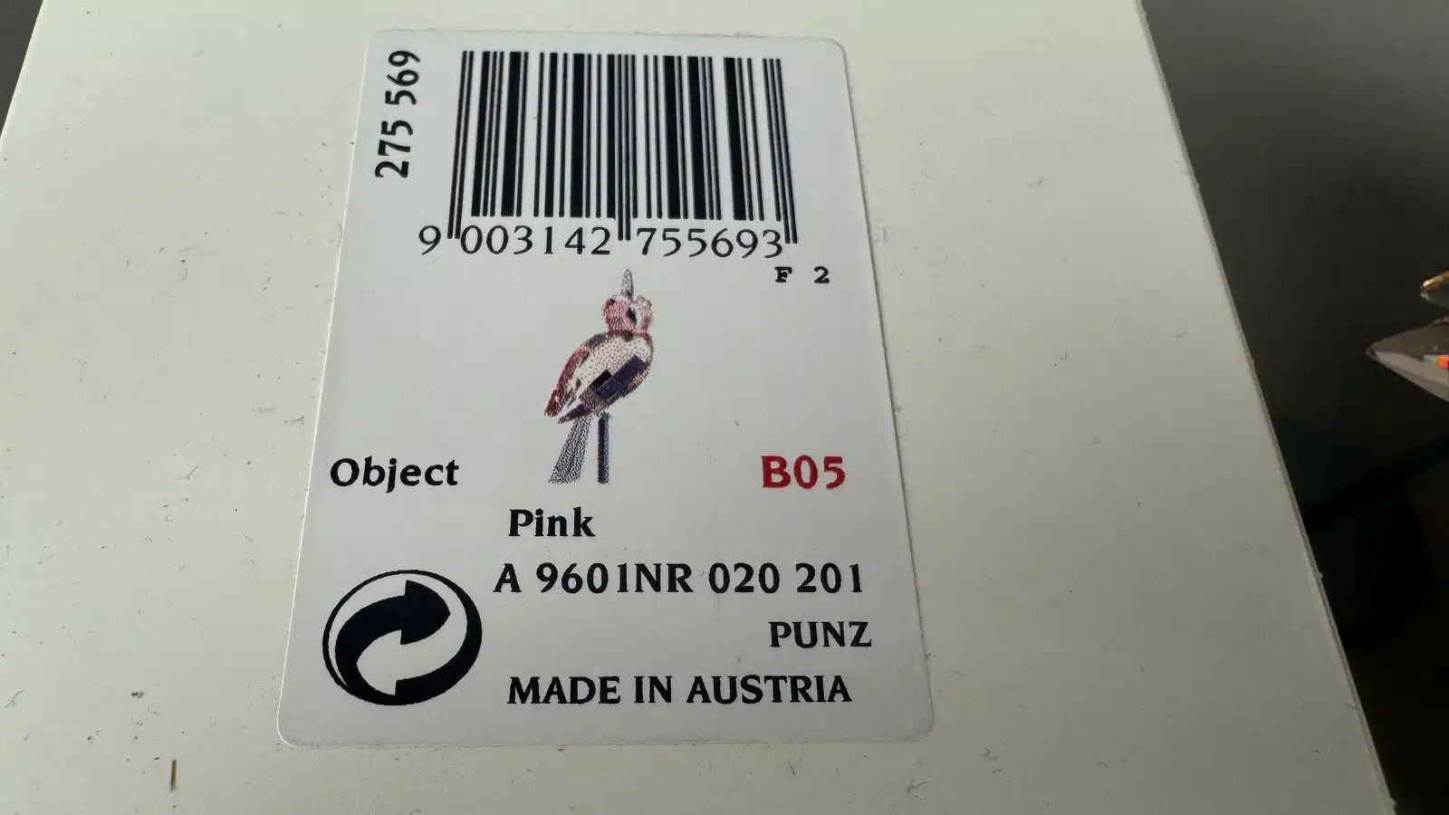 Swarovski Kristallfiguren "Vögel + Baum". Alles neu und originalverpackt, 12 Vögel in originaler Verpackung und ein großer Baum, Swarovski Crystal Tropical Birds And Paradise Tree, Baum ist dunkelgrün lackiert und dient als Display für die verschiedenen farbigen tropischen Vögel. siehe Bilder !! – Bild 33