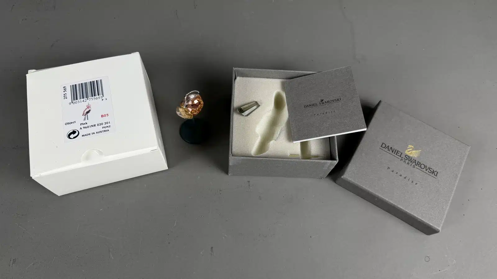 Swarovski Kristallfiguren "Vögel + Baum". Alles neu und originalverpackt, 12 Vögel in originaler Verpackung und ein großer Baum, Swarovski Crystal Tropical Birds And Paradise Tree, Baum ist dunkelgrün lackiert und dient als Display für die verschiedenen farbigen tropischen Vögel. siehe Bilder !! – Bild 34