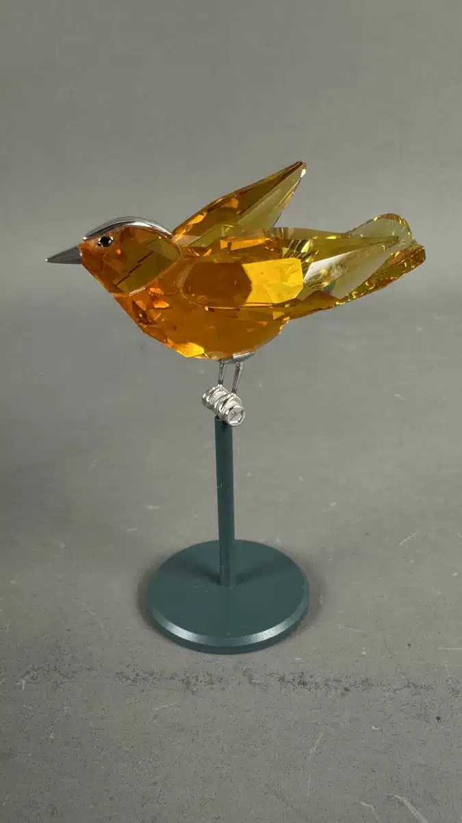 Swarovski Kristallfiguren "Vögel + Baum". Alles neu und originalverpackt, 12 Vögel in originaler Verpackung und ein großer Baum, Swarovski Crystal Tropical Birds And Paradise Tree, Baum ist dunkelgrün lackiert und dient als Display für die verschiedenen farbigen tropischen Vögel. siehe Bilder !! – Bild 35