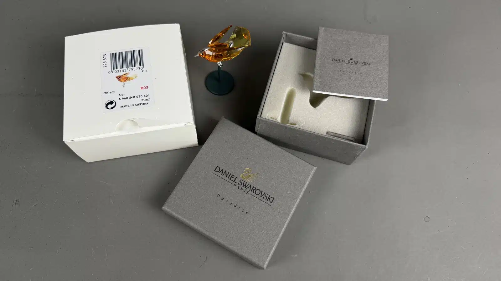 Swarovski Kristallfiguren "Vögel + Baum". Alles neu und originalverpackt, 12 Vögel in originaler Verpackung und ein großer Baum, Swarovski Crystal Tropical Birds And Paradise Tree, Baum ist dunkelgrün lackiert und dient als Display für die verschiedenen farbigen tropischen Vögel. siehe Bilder !! – Bild 36