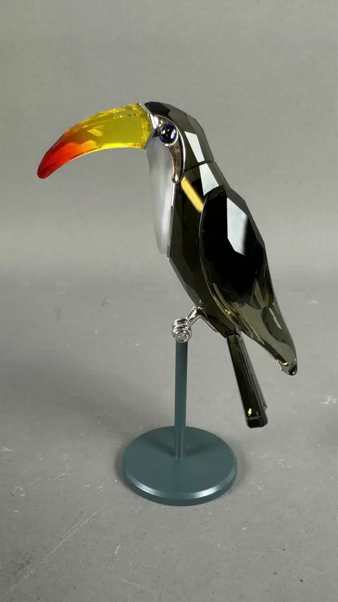 Swarovski Kristallfiguren "Vögel + Baum". Alles neu und originalverpackt, 12 Vögel in originaler Verpackung und ein großer Baum, Swarovski Crystal Tropical Birds And Paradise Tree, Baum ist dunkelgrün lackiert und dient als Display für die verschiedenen farbigen tropischen Vögel. siehe Bilder !! – Bild 38
