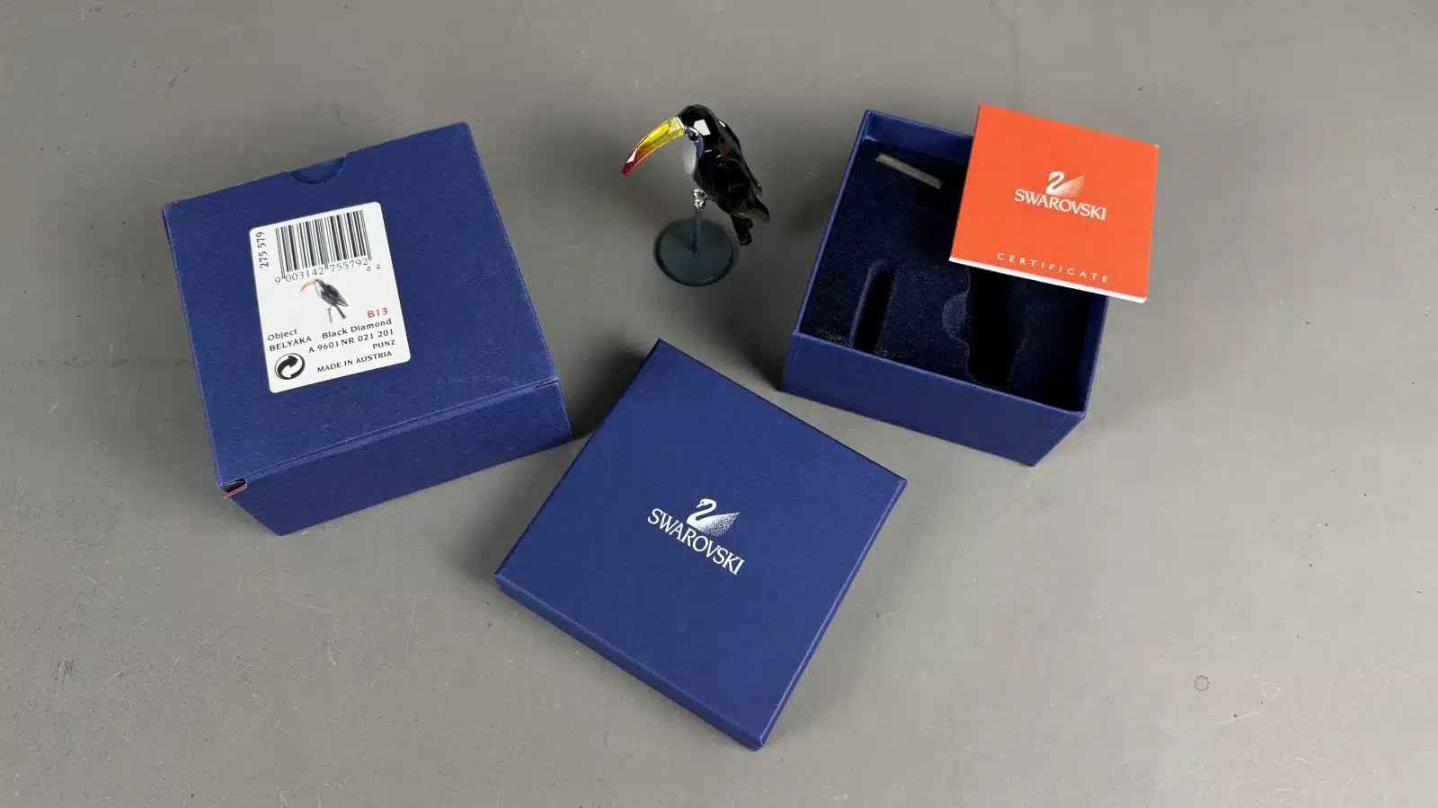 Swarovski Kristallfiguren "Vögel + Baum". Alles neu und originalverpackt, 12 Vögel in originaler Verpackung und ein großer Baum, Swarovski Crystal Tropical Birds And Paradise Tree, Baum ist dunkelgrün lackiert und dient als Display für die verschiedenen farbigen tropischen Vögel. siehe Bilder !! – Bild 39