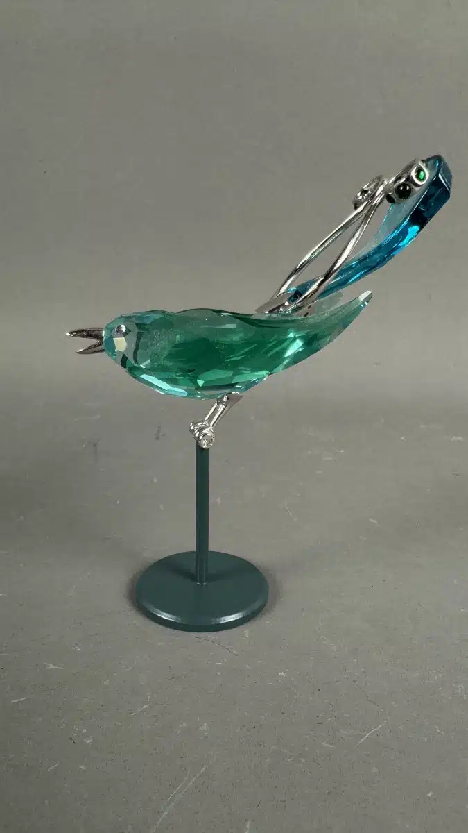 Swarovski Kristallfiguren "Vögel + Baum". Alles neu und originalverpackt, 12 Vögel in originaler Verpackung und ein großer Baum, Swarovski Crystal Tropical Birds And Paradise Tree, Baum ist dunkelgrün lackiert und dient als Display für die verschiedenen farbigen tropischen Vögel. siehe Bilder !! – Bild 41