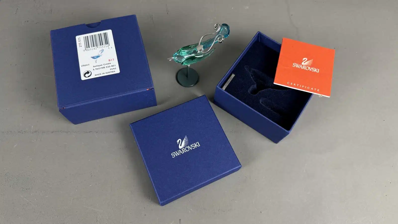 Swarovski Kristallfiguren "Vögel + Baum". Alles neu und originalverpackt, 12 Vögel in originaler Verpackung und ein großer Baum, Swarovski Crystal Tropical Birds And Paradise Tree, Baum ist dunkelgrün lackiert und dient als Display für die verschiedenen farbigen tropischen Vögel. siehe Bilder !! – Bild 42