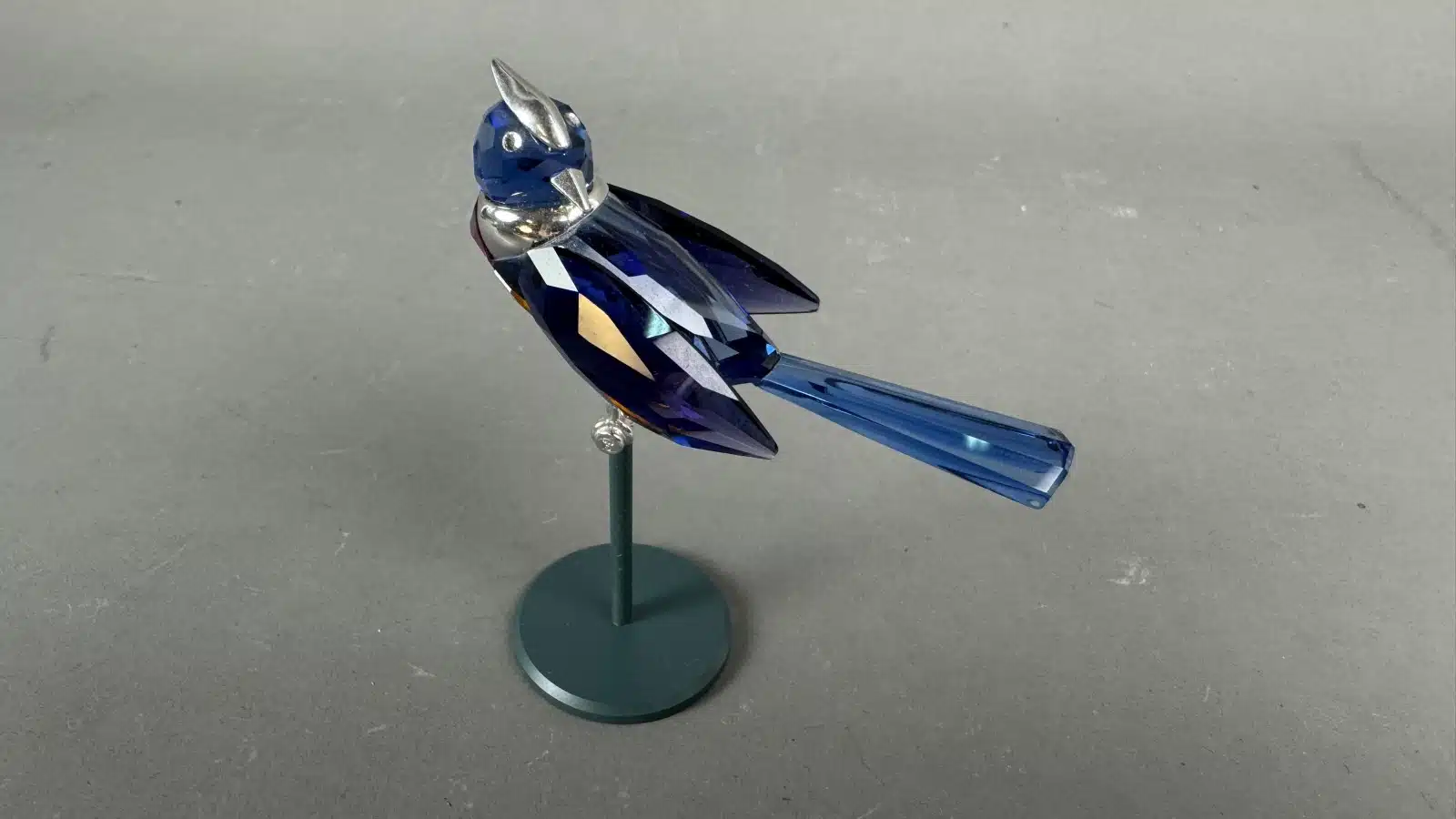 Swarovski Kristallfiguren "Vögel + Baum". Alles neu und originalverpackt, 12 Vögel in originaler Verpackung und ein großer Baum, Swarovski Crystal Tropical Birds And Paradise Tree, Baum ist dunkelgrün lackiert und dient als Display für die verschiedenen farbigen tropischen Vögel. siehe Bilder !! – Bild 44