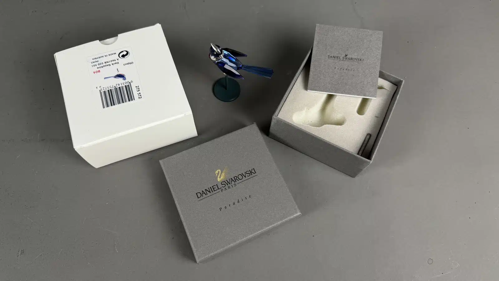 Swarovski Kristallfiguren "Vögel + Baum". Alles neu und originalverpackt, 12 Vögel in originaler Verpackung und ein großer Baum, Swarovski Crystal Tropical Birds And Paradise Tree, Baum ist dunkelgrün lackiert und dient als Display für die verschiedenen farbigen tropischen Vögel. siehe Bilder !! – Bild 45