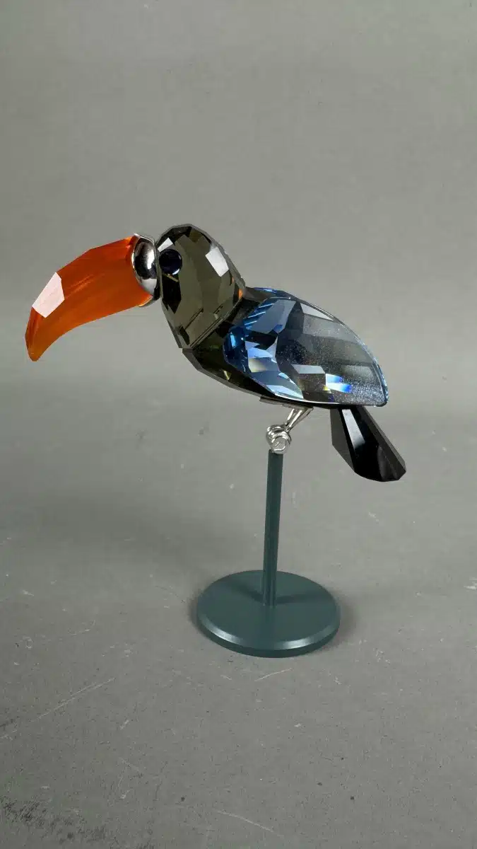 Swarovski Kristallfiguren "Vögel + Baum". Alles neu und originalverpackt, 12 Vögel in originaler Verpackung und ein großer Baum, Swarovski Crystal Tropical Birds And Paradise Tree, Baum ist dunkelgrün lackiert und dient als Display für die verschiedenen farbigen tropischen Vögel. siehe Bilder !! – Bild 47