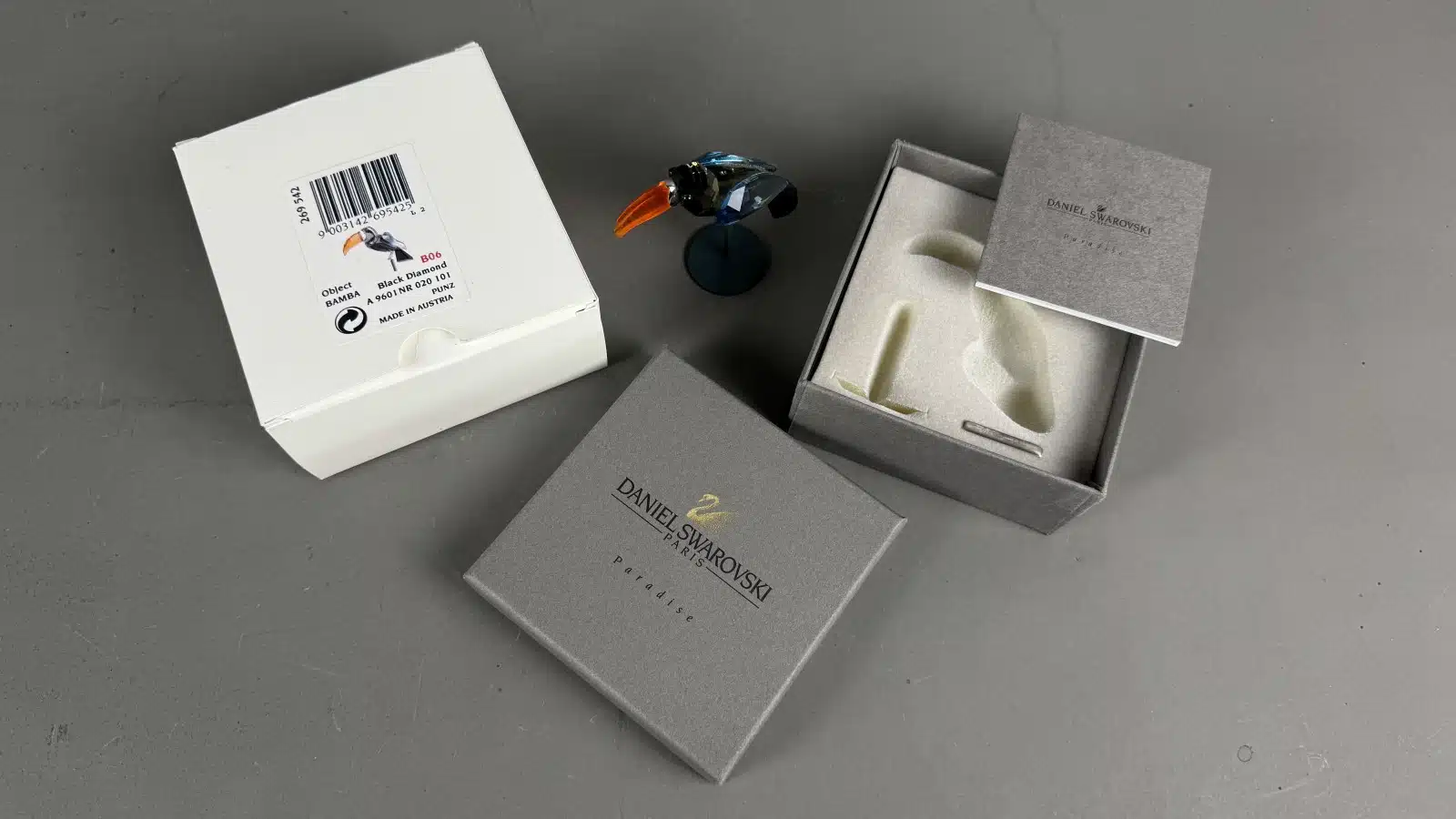 Swarovski Kristallfiguren "Vögel + Baum". Alles neu und originalverpackt, 12 Vögel in originaler Verpackung und ein großer Baum, Swarovski Crystal Tropical Birds And Paradise Tree, Baum ist dunkelgrün lackiert und dient als Display für die verschiedenen farbigen tropischen Vögel. siehe Bilder !! – Bild 48