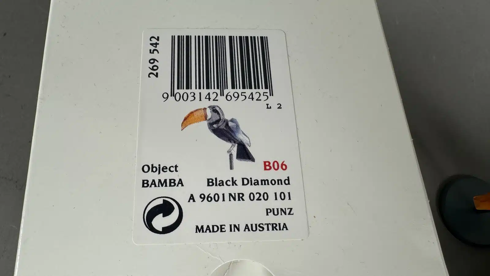 Swarovski Kristallfiguren "Vögel + Baum". Alles neu und originalverpackt, 12 Vögel in originaler Verpackung und ein großer Baum, Swarovski Crystal Tropical Birds And Paradise Tree, Baum ist dunkelgrün lackiert und dient als Display für die verschiedenen farbigen tropischen Vögel. siehe Bilder !! – Bild 49