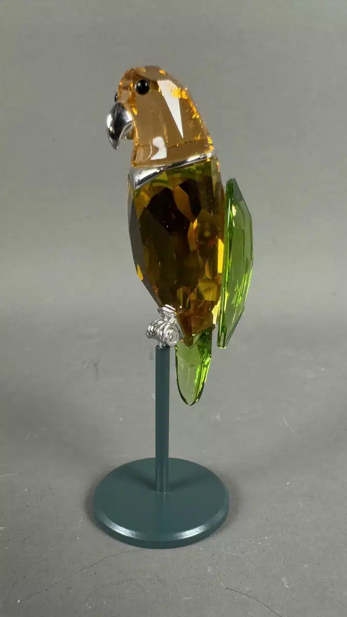 Swarovski Kristallfiguren "Vögel + Baum". Alles neu und originalverpackt, 12 Vögel in originaler Verpackung und ein großer Baum, Swarovski Crystal Tropical Birds And Paradise Tree, Baum ist dunkelgrün lackiert und dient als Display für die verschiedenen farbigen tropischen Vögel. siehe Bilder !! – Bild 50