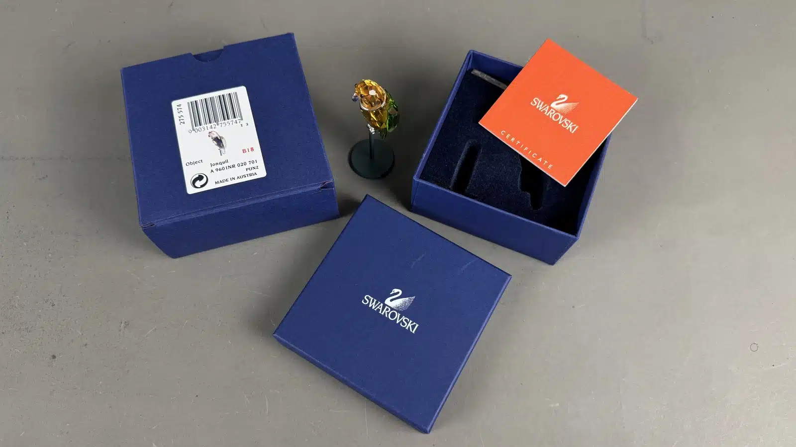 Swarovski Kristallfiguren "Vögel + Baum". Alles neu und originalverpackt, 12 Vögel in originaler Verpackung und ein großer Baum, Swarovski Crystal Tropical Birds And Paradise Tree, Baum ist dunkelgrün lackiert und dient als Display für die verschiedenen farbigen tropischen Vögel. siehe Bilder !! – Bild 51
