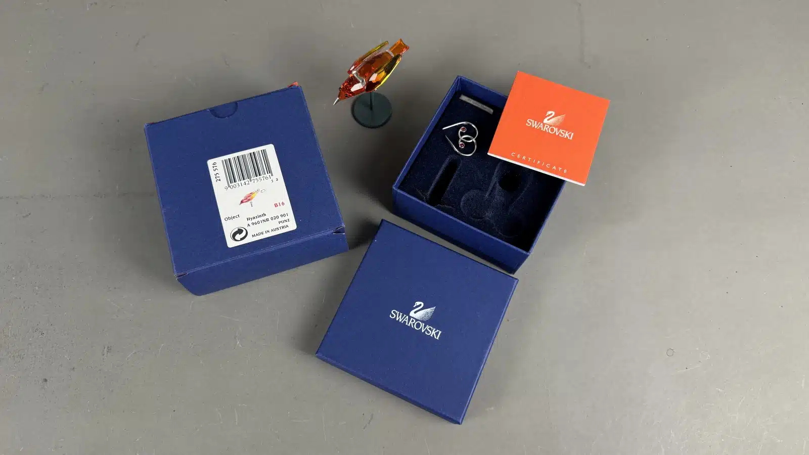 Swarovski Kristallfiguren "Vögel + Baum". Alles neu und originalverpackt, 12 Vögel in originaler Verpackung und ein großer Baum, Swarovski Crystal Tropical Birds And Paradise Tree, Baum ist dunkelgrün lackiert und dient als Display für die verschiedenen farbigen tropischen Vögel. siehe Bilder !! – Bild 54