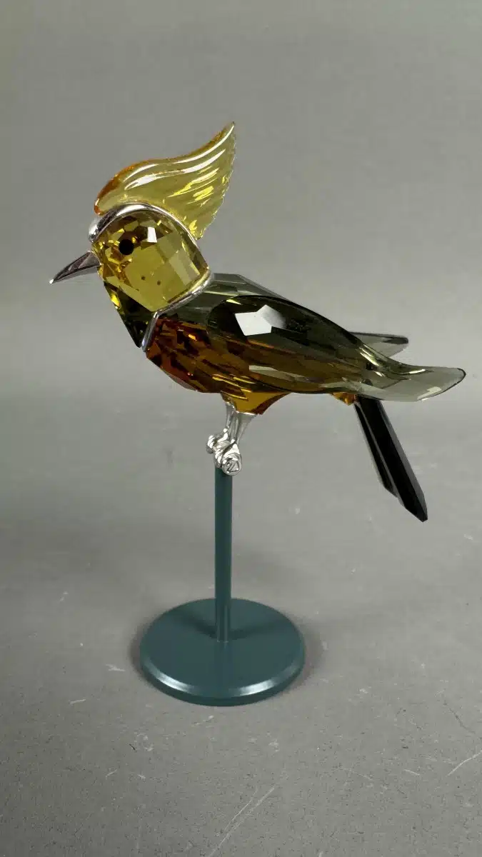 Swarovski Kristallfiguren "Vögel + Baum". Alles neu und originalverpackt, 12 Vögel in originaler Verpackung und ein großer Baum, Swarovski Crystal Tropical Birds And Paradise Tree, Baum ist dunkelgrün lackiert und dient als Display für die verschiedenen farbigen tropischen Vögel. siehe Bilder !! – Bild 56