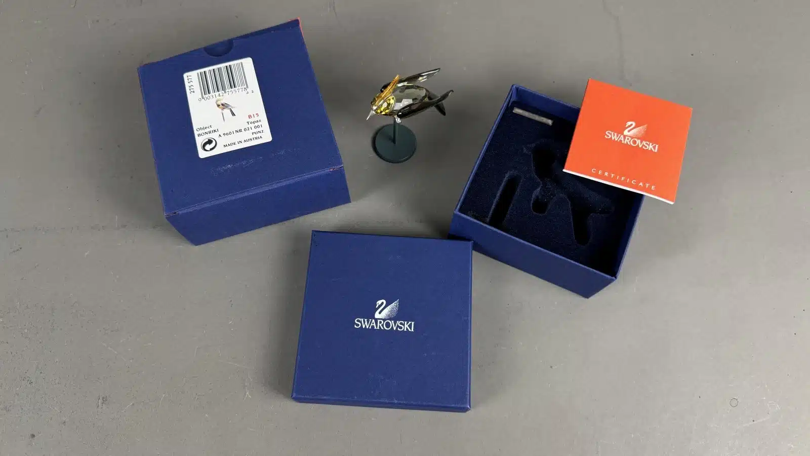 Swarovski Kristallfiguren "Vögel + Baum". Alles neu und originalverpackt, 12 Vögel in originaler Verpackung und ein großer Baum, Swarovski Crystal Tropical Birds And Paradise Tree, Baum ist dunkelgrün lackiert und dient als Display für die verschiedenen farbigen tropischen Vögel. siehe Bilder !! – Bild 57