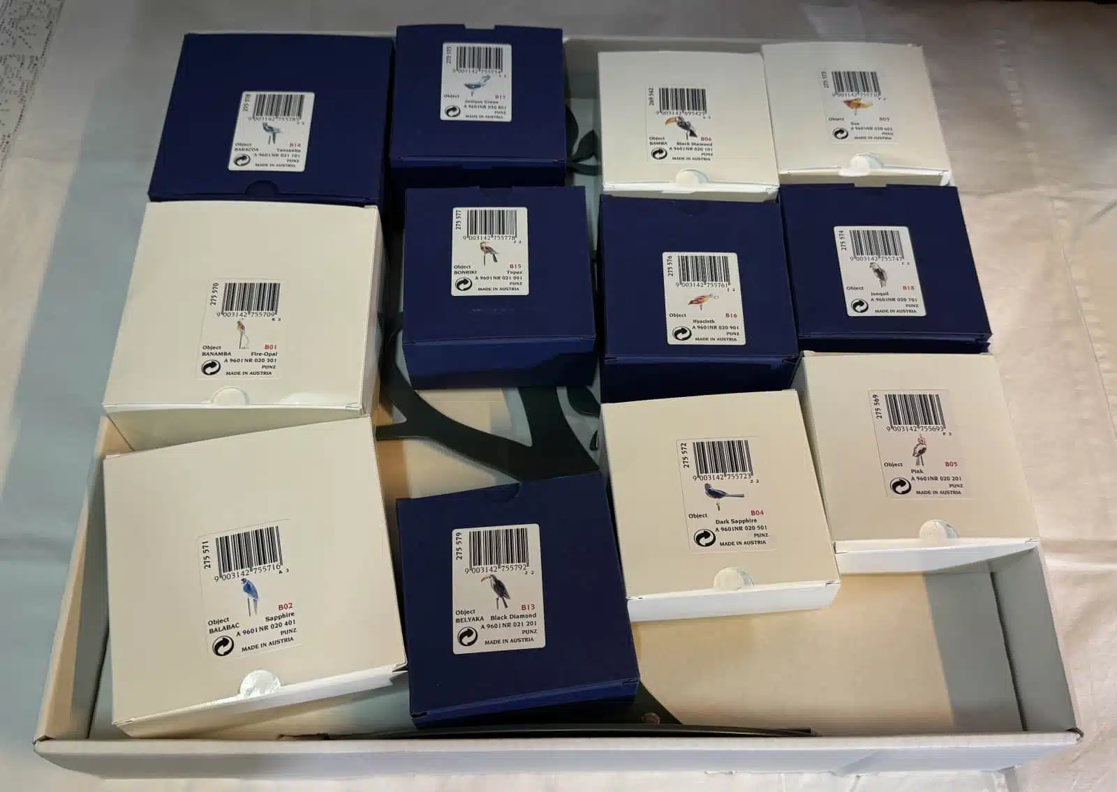 Swarovski Kristallfiguren "Vögel + Baum". Alles neu und originalverpackt, 12 Vögel in originaler Verpackung und ein großer Baum, Swarovski Crystal Tropical Birds And Paradise Tree, Baum ist dunkelgrün lackiert und dient als Display für die verschiedenen farbigen tropischen Vögel. siehe Bilder !! – Bild 5