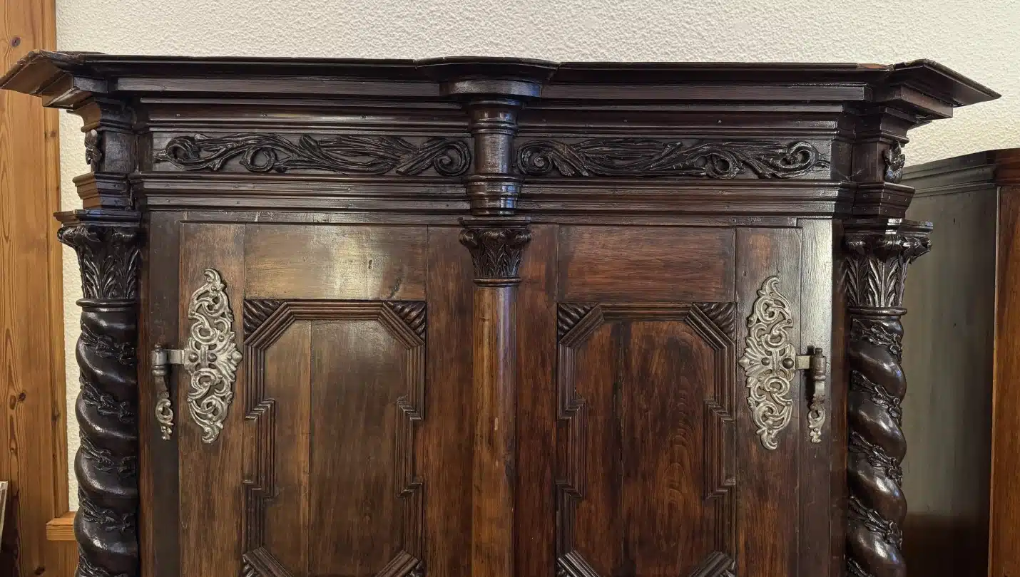 Provinzieller Barockhallenschrank, massiver Korpus, braun mattiert, mit gewunden gedrechselten Säulen geziert, in feiner Qualität ornamental sowie in Form Rranken, 2 Türen, 2 Laden, Schloss, Schlüssel, guter Allgemeinzustand mit schöner Patina, kleinere Teile zu ergänzen, Füße zu restaurieren, mit der Bitte um Besichtigung – Bild 2