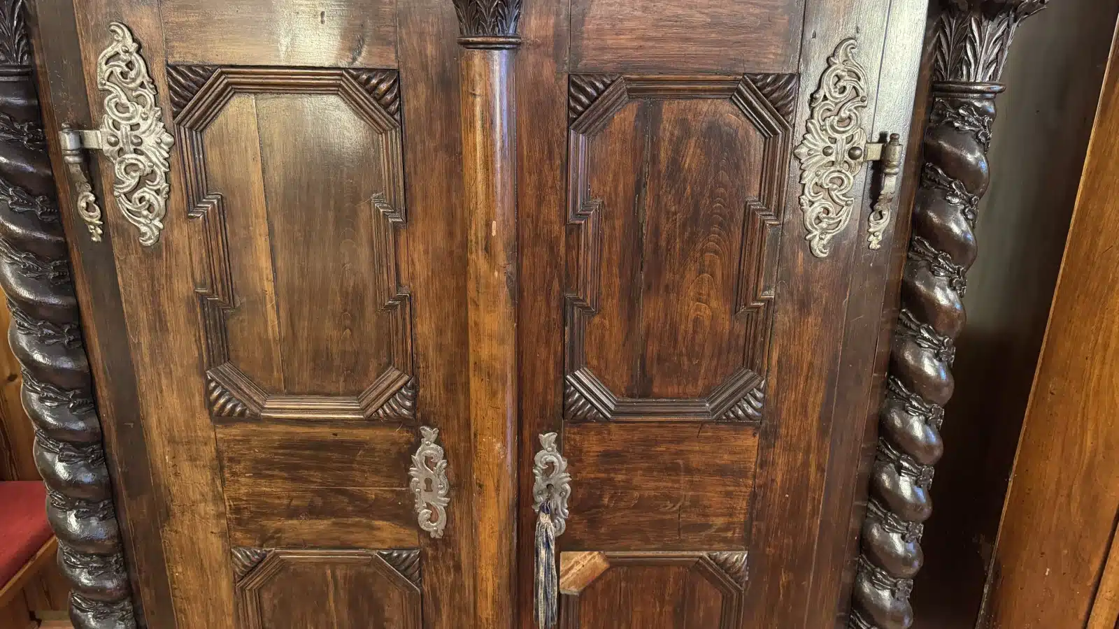 Provinzieller Barockhallenschrank, massiver Korpus, braun mattiert, mit gewunden gedrechselten Säulen geziert, in feiner Qualität ornamental sowie in Form Rranken, 2 Türen, 2 Laden, Schloss, Schlüssel, guter Allgemeinzustand mit schöner Patina, kleinere Teile zu ergänzen, Füße zu restaurieren, mit der Bitte um Besichtigung – Bild 3