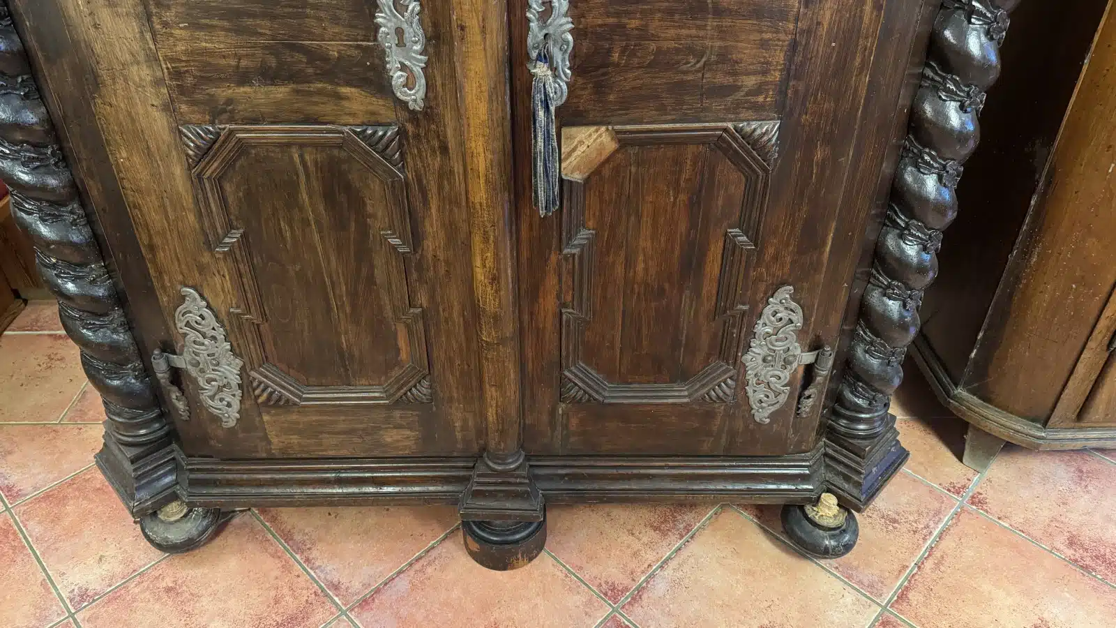 Provinzieller Barockhallenschrank, massiver Korpus, braun mattiert, mit gewunden gedrechselten Säulen geziert, in feiner Qualität ornamental sowie in Form Rranken, 2 Türen, 2 Laden, Schloss, Schlüssel, guter Allgemeinzustand mit schöner Patina, kleinere Teile zu ergänzen, Füße zu restaurieren, mit der Bitte um Besichtigung – Bild 4