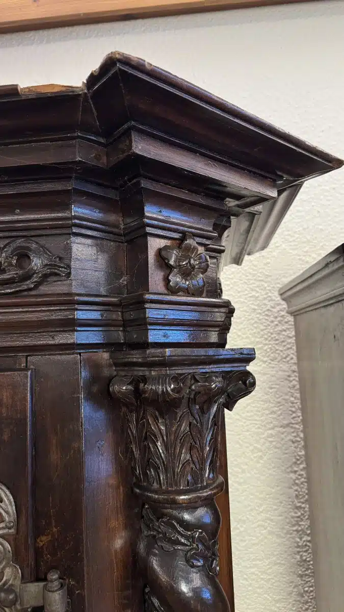 Provinzieller Barockhallenschrank, massiver Korpus, braun mattiert, mit gewunden gedrechselten Säulen geziert, in feiner Qualität ornamental sowie in Form Rranken, 2 Türen, 2 Laden, Schloss, Schlüssel, guter Allgemeinzustand mit schöner Patina, kleinere Teile zu ergänzen, Füße zu restaurieren, mit der Bitte um Besichtigung – Bild 5
