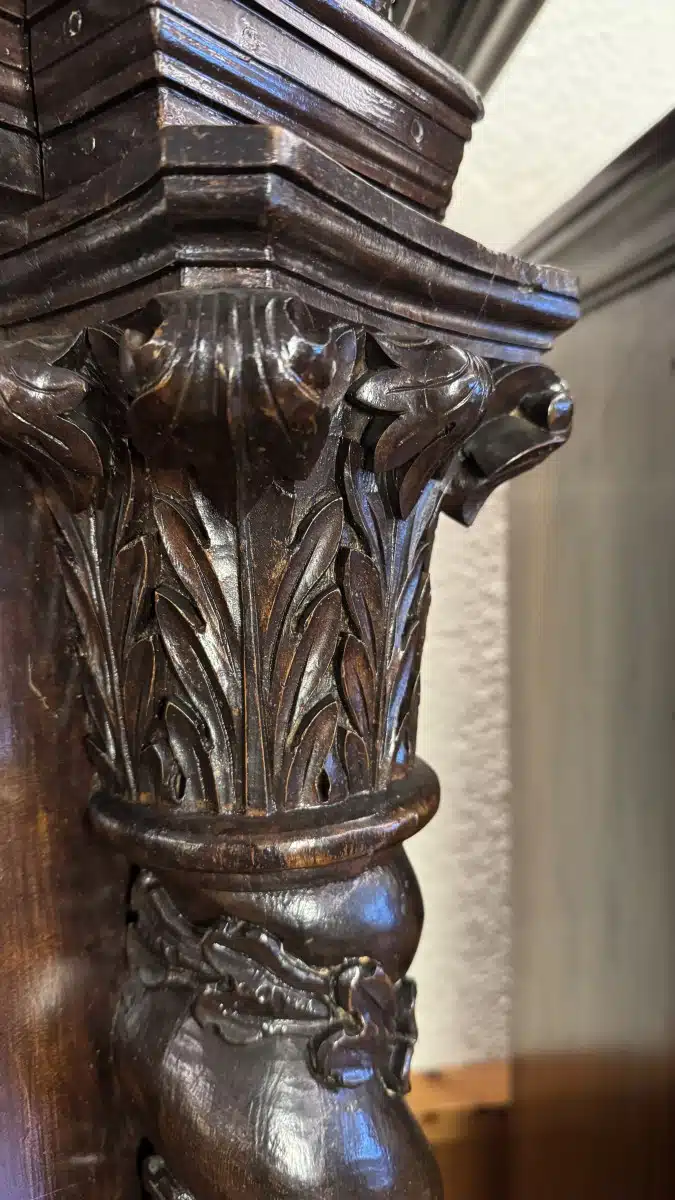 Provinzieller Barockhallenschrank, massiver Korpus, braun mattiert, mit gewunden gedrechselten Säulen geziert, in feiner Qualität ornamental sowie in Form Rranken, 2 Türen, 2 Laden, Schloss, Schlüssel, guter Allgemeinzustand mit schöner Patina, kleinere Teile zu ergänzen, Füße zu restaurieren, mit der Bitte um Besichtigung – Bild 6