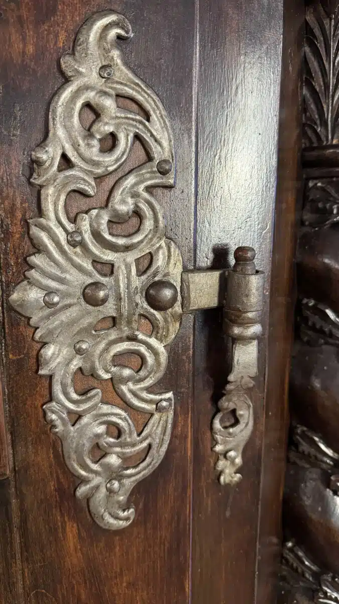 Provinzieller Barockhallenschrank, massiver Korpus, braun mattiert, mit gewunden gedrechselten Säulen geziert, in feiner Qualität ornamental sowie in Form Rranken, 2 Türen, 2 Laden, Schloss, Schlüssel, guter Allgemeinzustand mit schöner Patina, kleinere Teile zu ergänzen, Füße zu restaurieren, mit der Bitte um Besichtigung – Bild 7