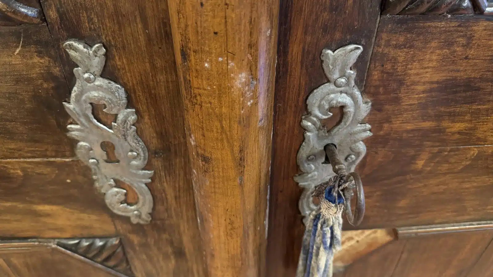 Provinzieller Barockhallenschrank, massiver Korpus, braun mattiert, mit gewunden gedrechselten Säulen geziert, in feiner Qualität ornamental sowie in Form Rranken, 2 Türen, 2 Laden, Schloss, Schlüssel, guter Allgemeinzustand mit schöner Patina, kleinere Teile zu ergänzen, Füße zu restaurieren, mit der Bitte um Besichtigung – Bild 8