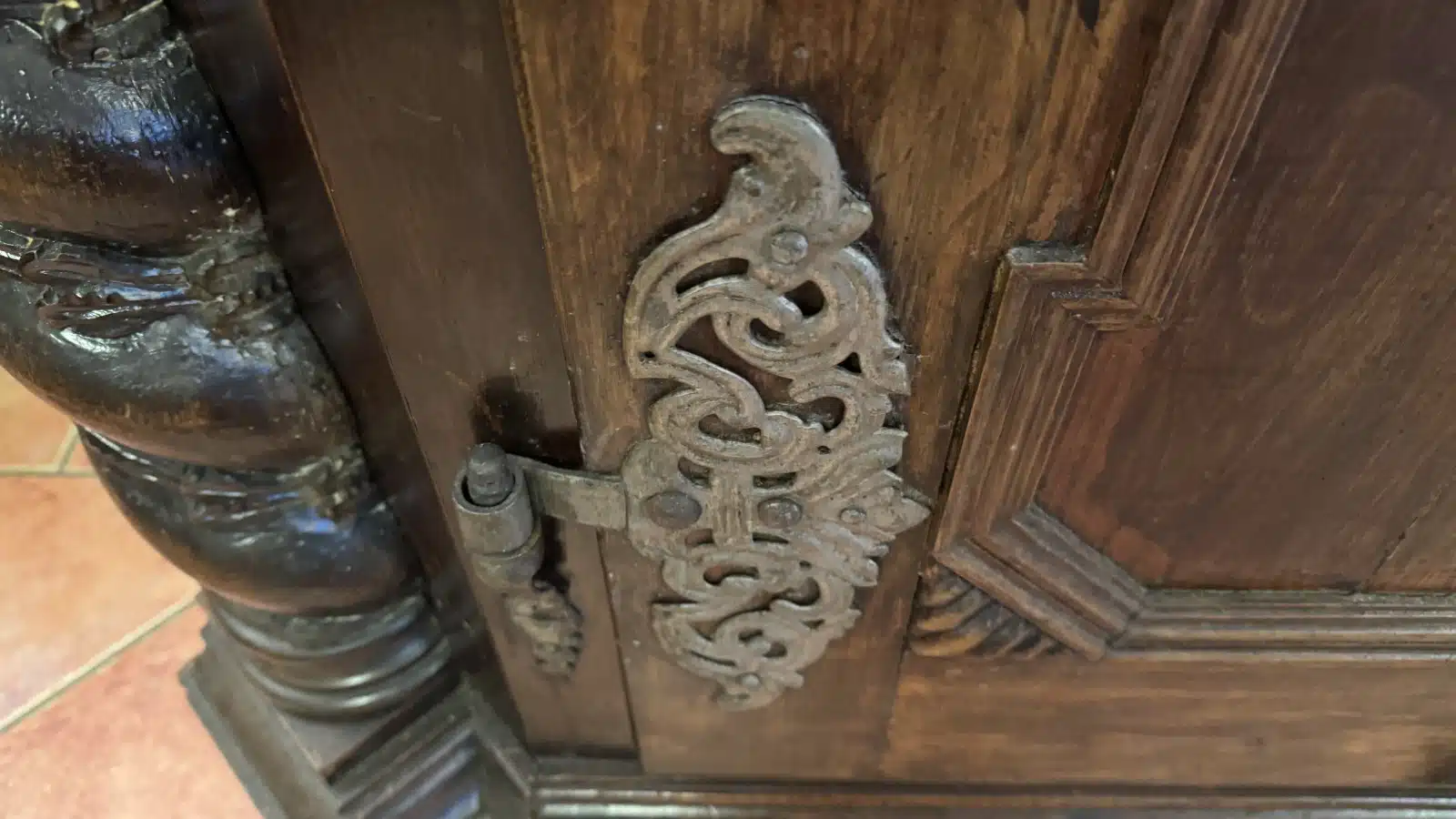Provinzieller Barockhallenschrank, massiver Korpus, braun mattiert, mit gewunden gedrechselten Säulen geziert, in feiner Qualität ornamental sowie in Form Rranken, 2 Türen, 2 Laden, Schloss, Schlüssel, guter Allgemeinzustand mit schöner Patina, kleinere Teile zu ergänzen, Füße zu restaurieren, mit der Bitte um Besichtigung – Bild 9