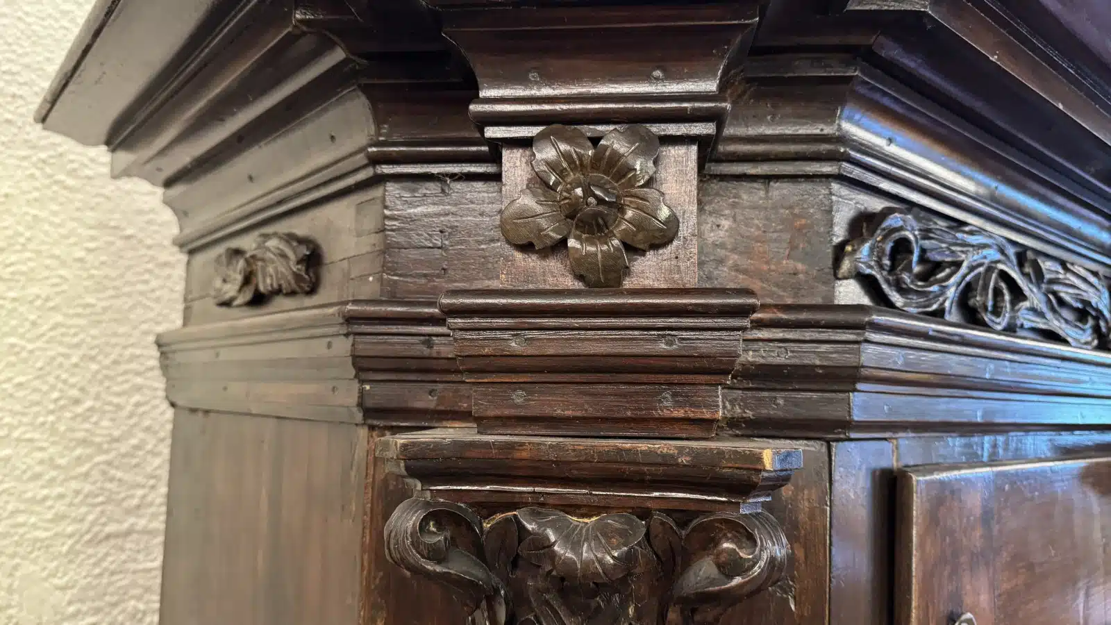 Provinzieller Barockhallenschrank, massiver Korpus, braun mattiert, mit gewunden gedrechselten Säulen geziert, in feiner Qualität ornamental sowie in Form Rranken, 2 Türen, 2 Laden, Schloss, Schlüssel, guter Allgemeinzustand mit schöner Patina, kleinere Teile zu ergänzen, Füße zu restaurieren, mit der Bitte um Besichtigung – Bild 10
