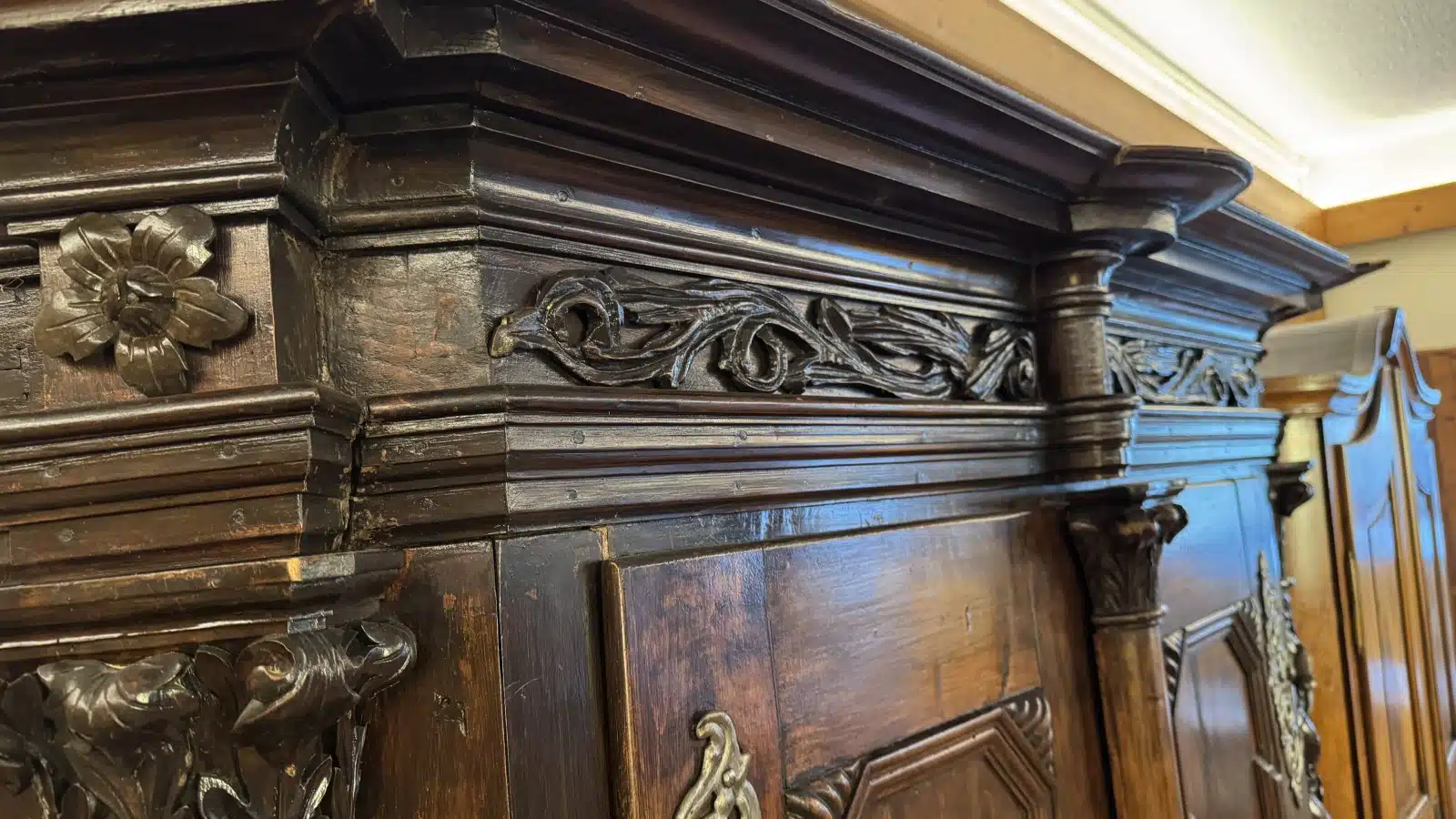 Provinzieller Barockhallenschrank, massiver Korpus, braun mattiert, mit gewunden gedrechselten Säulen geziert, in feiner Qualität ornamental sowie in Form Rranken, 2 Türen, 2 Laden, Schloss, Schlüssel, guter Allgemeinzustand mit schöner Patina, kleinere Teile zu ergänzen, Füße zu restaurieren, mit der Bitte um Besichtigung – Bild 11