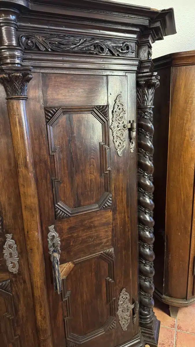 Provinzieller Barockhallenschrank, massiver Korpus, braun mattiert, mit gewunden gedrechselten Säulen geziert, in feiner Qualität ornamental sowie in Form Rranken, 2 Türen, 2 Laden, Schloss, Schlüssel, guter Allgemeinzustand mit schöner Patina, kleinere Teile zu ergänzen, Füße zu restaurieren, mit der Bitte um Besichtigung – Bild 12