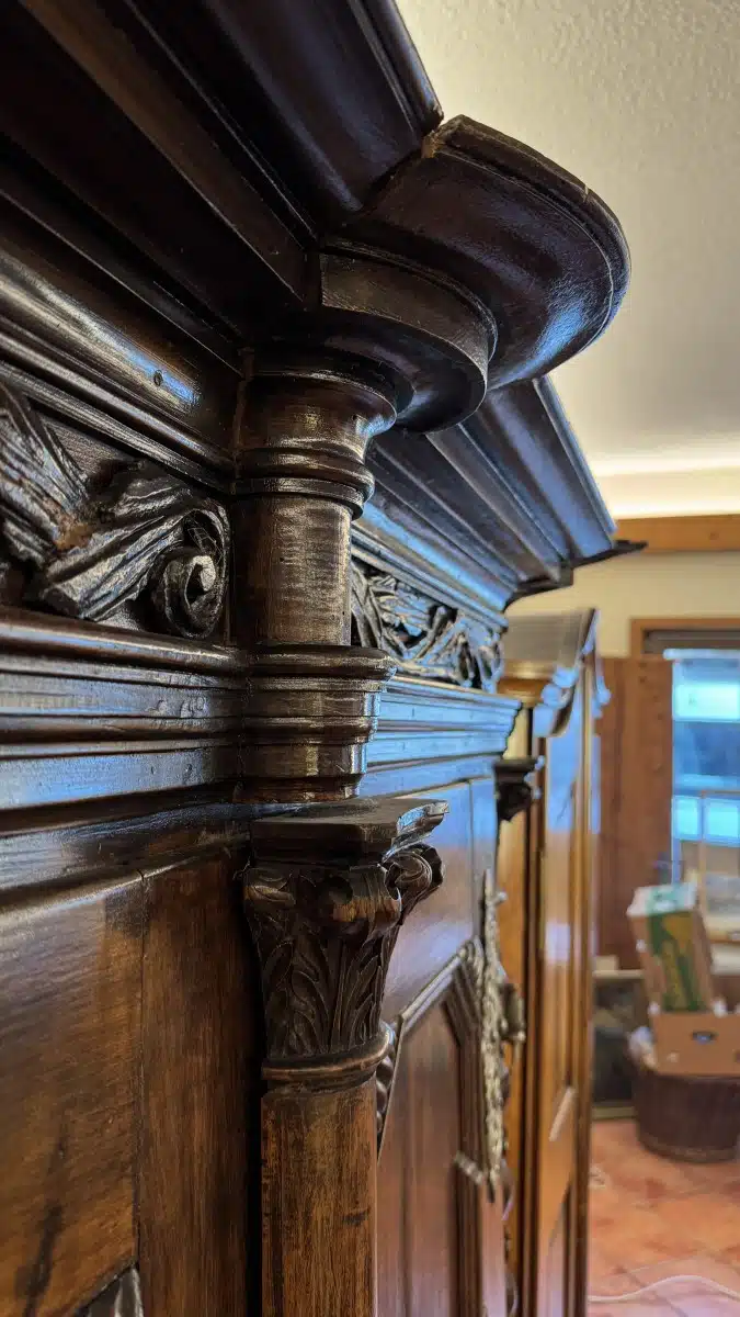 Provinzieller Barockhallenschrank, massiver Korpus, braun mattiert, mit gewunden gedrechselten Säulen geziert, in feiner Qualität ornamental sowie in Form Rranken, 2 Türen, 2 Laden, Schloss, Schlüssel, guter Allgemeinzustand mit schöner Patina, kleinere Teile zu ergänzen, Füße zu restaurieren, mit der Bitte um Besichtigung – Bild 13