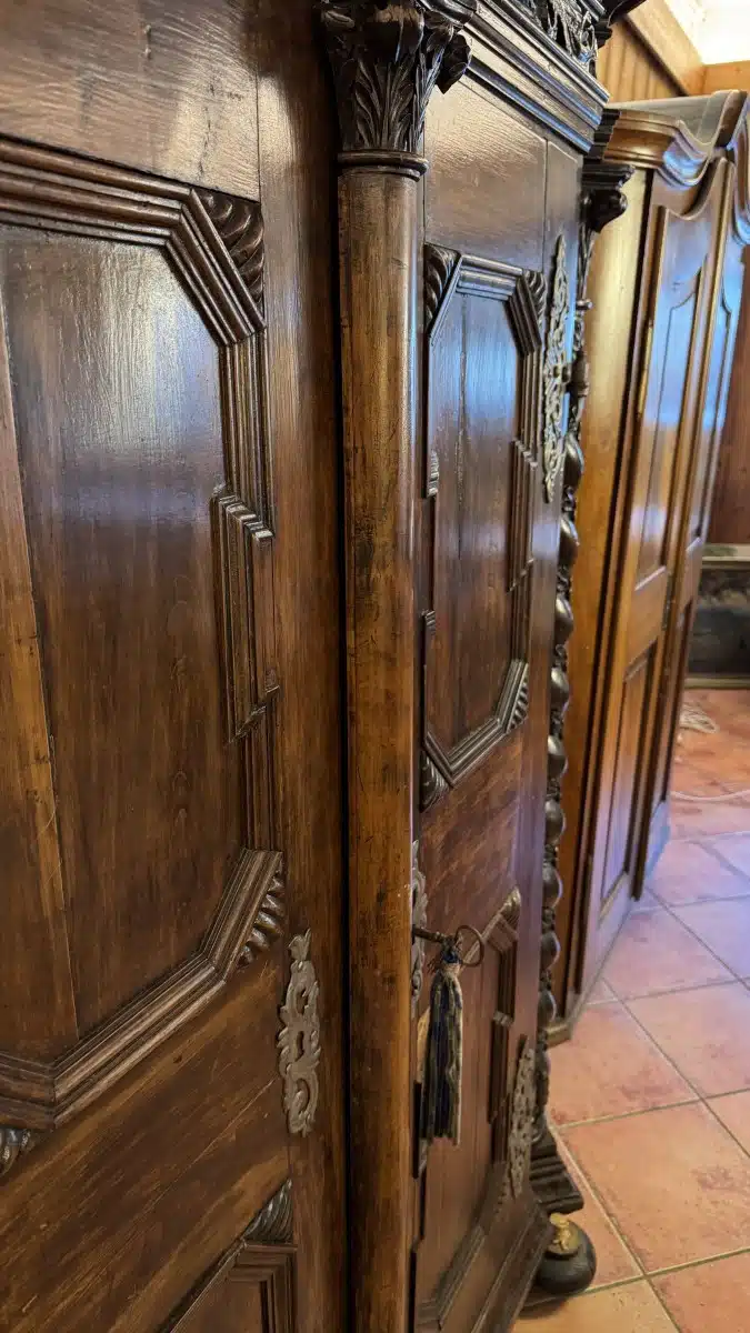 Provinzieller Barockhallenschrank, massiver Korpus, braun mattiert, mit gewunden gedrechselten Säulen geziert, in feiner Qualität ornamental sowie in Form Rranken, 2 Türen, 2 Laden, Schloss, Schlüssel, guter Allgemeinzustand mit schöner Patina, kleinere Teile zu ergänzen, Füße zu restaurieren, mit der Bitte um Besichtigung – Bild 14