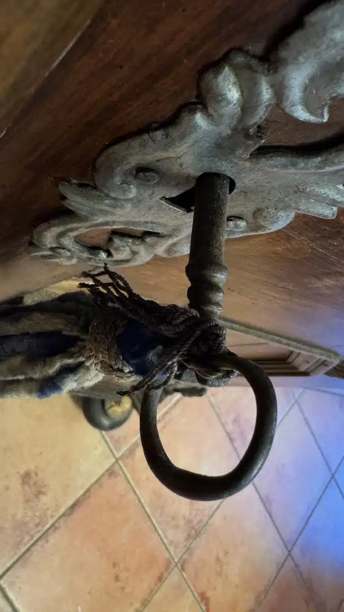 Provinzieller Barockhallenschrank, massiver Korpus, braun mattiert, mit gewunden gedrechselten Säulen geziert, in feiner Qualität ornamental sowie in Form Rranken, 2 Türen, 2 Laden, Schloss, Schlüssel, guter Allgemeinzustand mit schöner Patina, kleinere Teile zu ergänzen, Füße zu restaurieren, mit der Bitte um Besichtigung – Bild 15