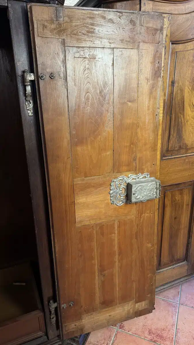 Provinzieller Barockhallenschrank, massiver Korpus, braun mattiert, mit gewunden gedrechselten Säulen geziert, in feiner Qualität ornamental sowie in Form Rranken, 2 Türen, 2 Laden, Schloss, Schlüssel, guter Allgemeinzustand mit schöner Patina, kleinere Teile zu ergänzen, Füße zu restaurieren, mit der Bitte um Besichtigung – Bild 16