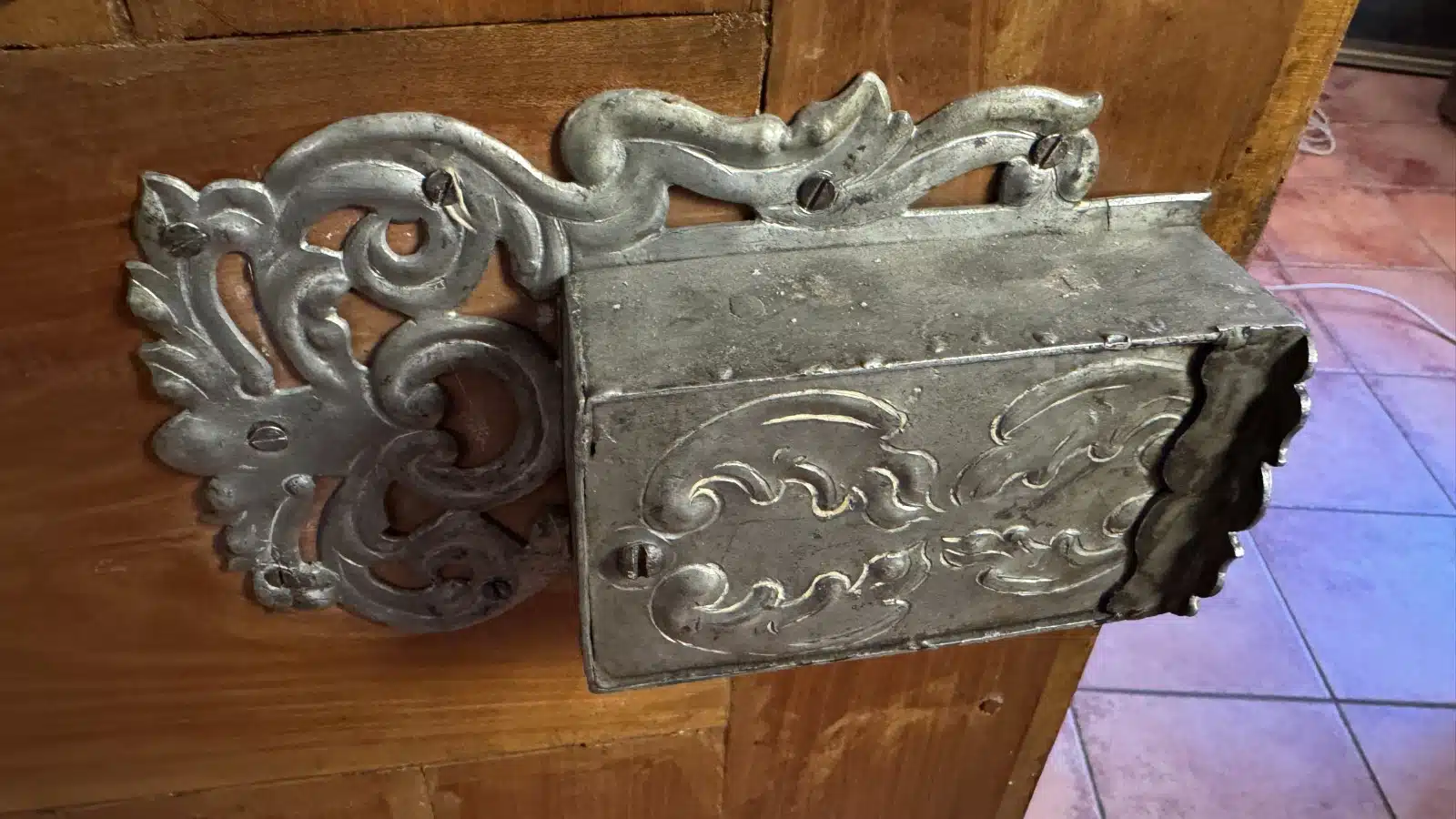 Provinzieller Barockhallenschrank, massiver Korpus, braun mattiert, mit gewunden gedrechselten Säulen geziert, in feiner Qualität ornamental sowie in Form Rranken, 2 Türen, 2 Laden, Schloss, Schlüssel, guter Allgemeinzustand mit schöner Patina, kleinere Teile zu ergänzen, Füße zu restaurieren, mit der Bitte um Besichtigung – Bild 17