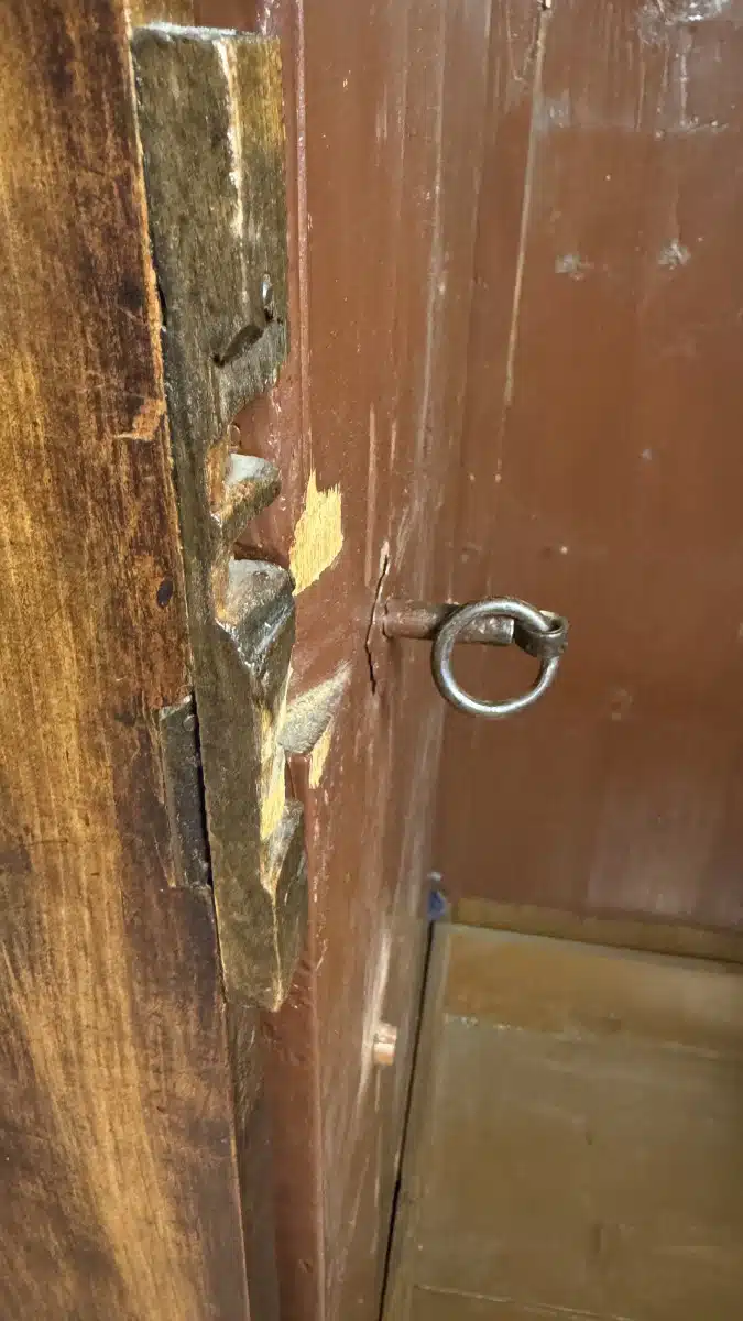 Provinzieller Barockhallenschrank, massiver Korpus, braun mattiert, mit gewunden gedrechselten Säulen geziert, in feiner Qualität ornamental sowie in Form Rranken, 2 Türen, 2 Laden, Schloss, Schlüssel, guter Allgemeinzustand mit schöner Patina, kleinere Teile zu ergänzen, Füße zu restaurieren, mit der Bitte um Besichtigung – Bild 18