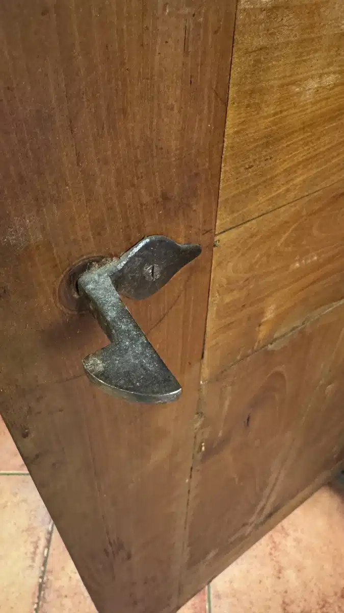 Provinzieller Barockhallenschrank, massiver Korpus, braun mattiert, mit gewunden gedrechselten Säulen geziert, in feiner Qualität ornamental sowie in Form Rranken, 2 Türen, 2 Laden, Schloss, Schlüssel, guter Allgemeinzustand mit schöner Patina, kleinere Teile zu ergänzen, Füße zu restaurieren, mit der Bitte um Besichtigung – Bild 19