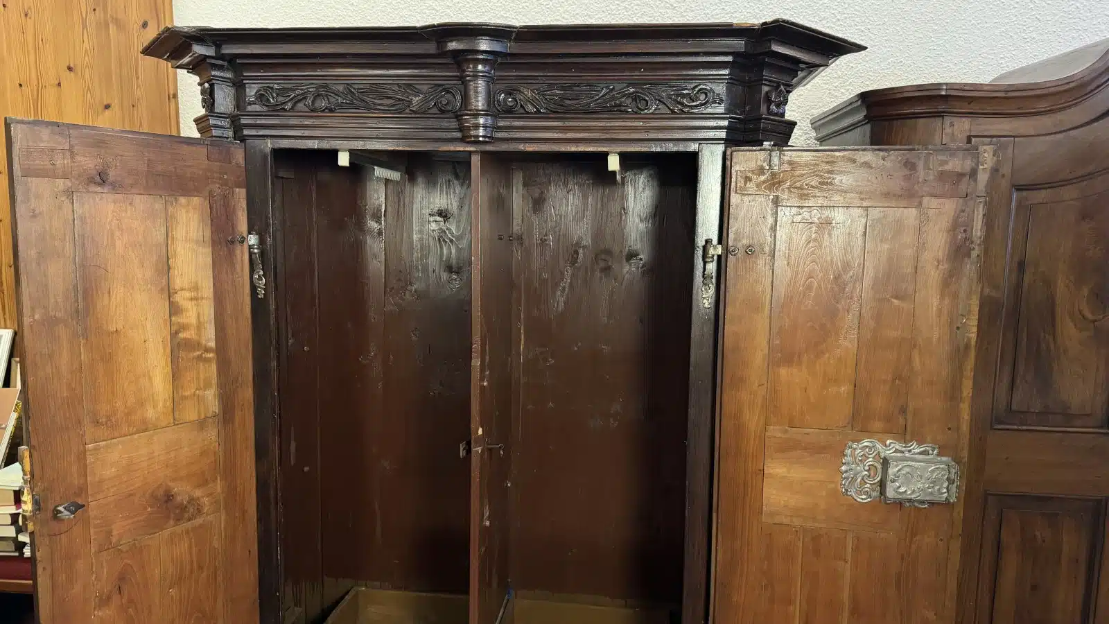 Provinzieller Barockhallenschrank, massiver Korpus, braun mattiert, mit gewunden gedrechselten Säulen geziert, in feiner Qualität ornamental sowie in Form Rranken, 2 Türen, 2 Laden, Schloss, Schlüssel, guter Allgemeinzustand mit schöner Patina, kleinere Teile zu ergänzen, Füße zu restaurieren, mit der Bitte um Besichtigung – Bild 20