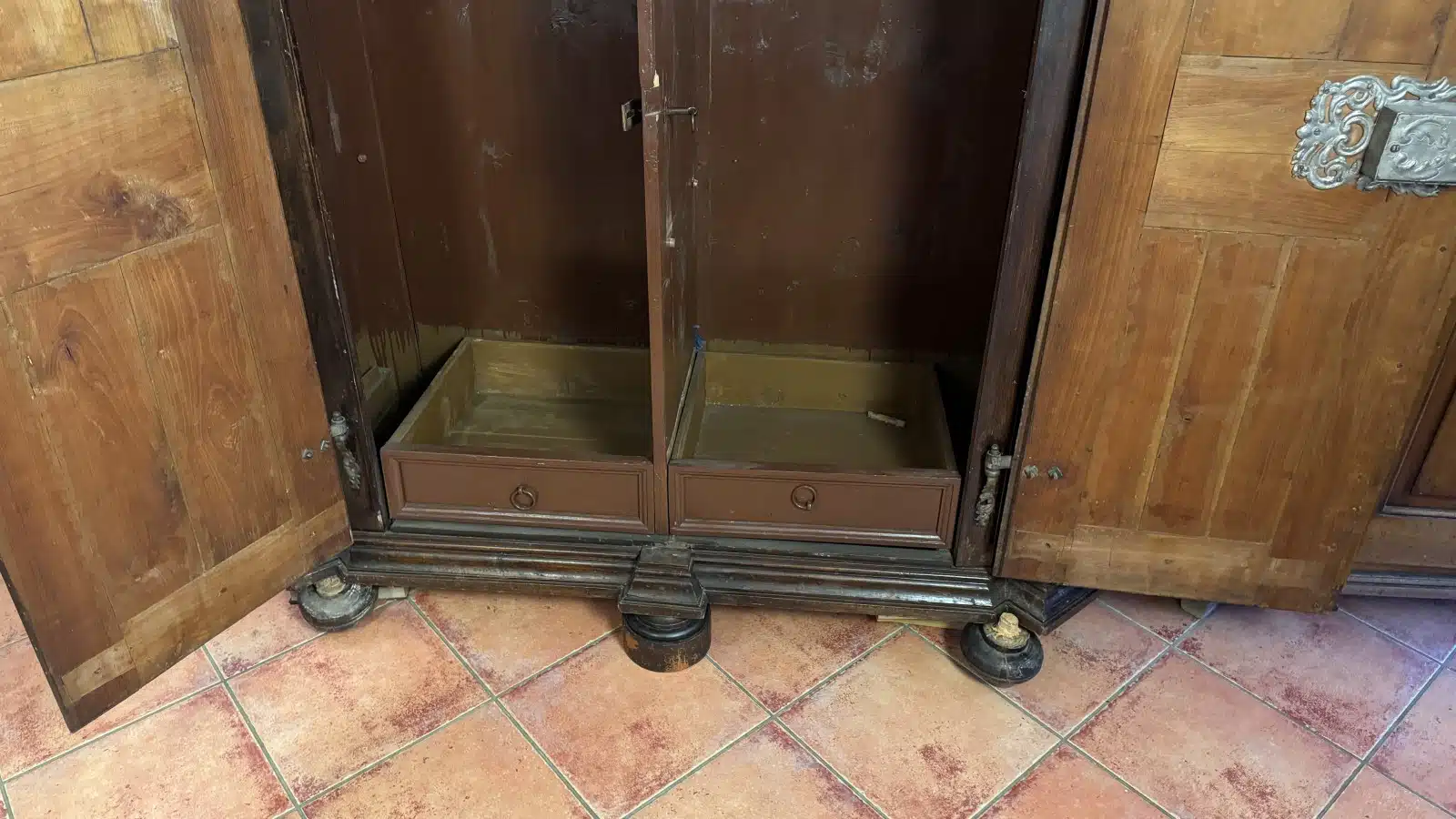 Provinzieller Barockhallenschrank, massiver Korpus, braun mattiert, mit gewunden gedrechselten Säulen geziert, in feiner Qualität ornamental sowie in Form Rranken, 2 Türen, 2 Laden, Schloss, Schlüssel, guter Allgemeinzustand mit schöner Patina, kleinere Teile zu ergänzen, Füße zu restaurieren, mit der Bitte um Besichtigung – Bild 21