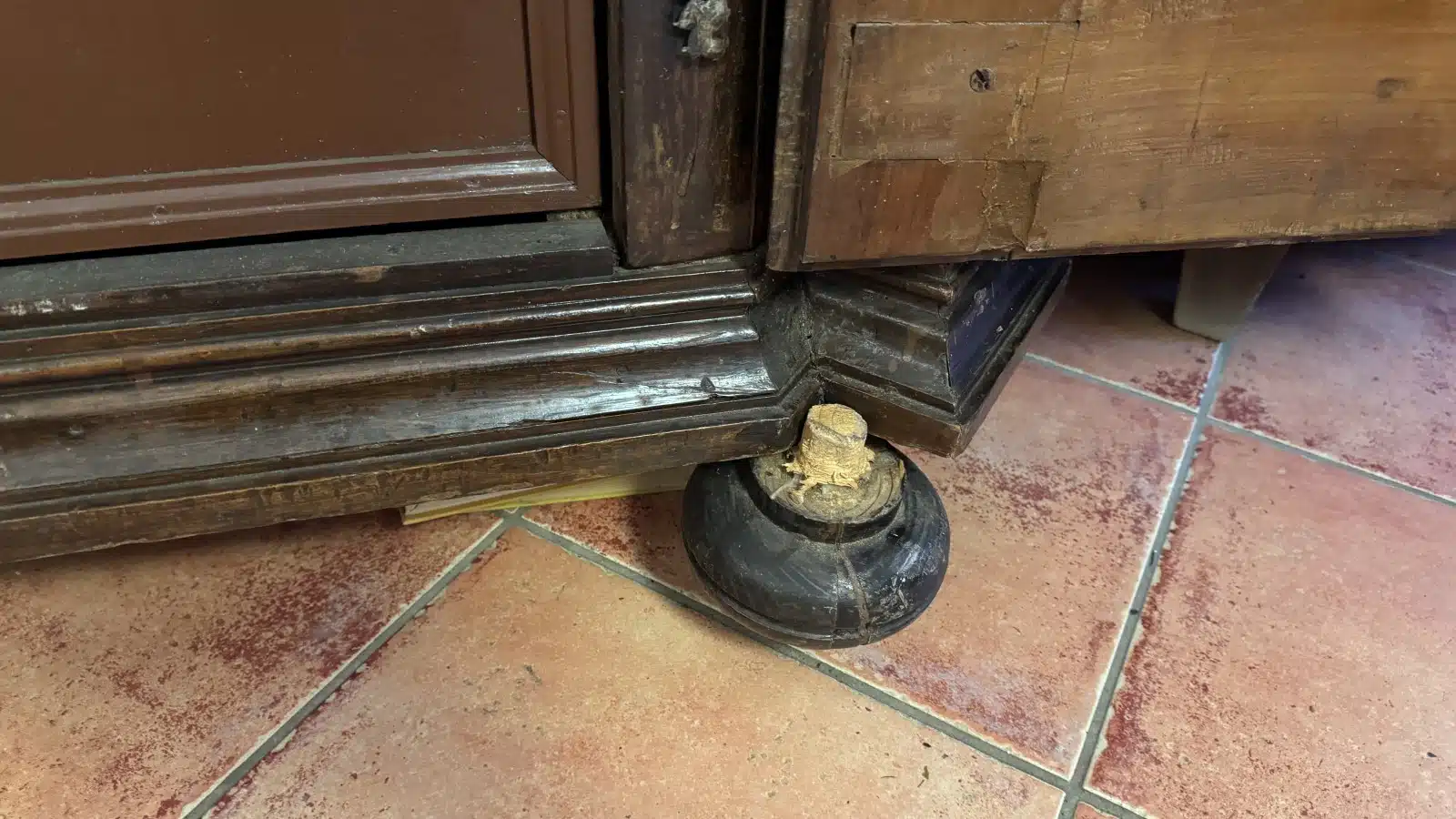 Provinzieller Barockhallenschrank, massiver Korpus, braun mattiert, mit gewunden gedrechselten Säulen geziert, in feiner Qualität ornamental sowie in Form Rranken, 2 Türen, 2 Laden, Schloss, Schlüssel, guter Allgemeinzustand mit schöner Patina, kleinere Teile zu ergänzen, Füße zu restaurieren, mit der Bitte um Besichtigung – Bild 22