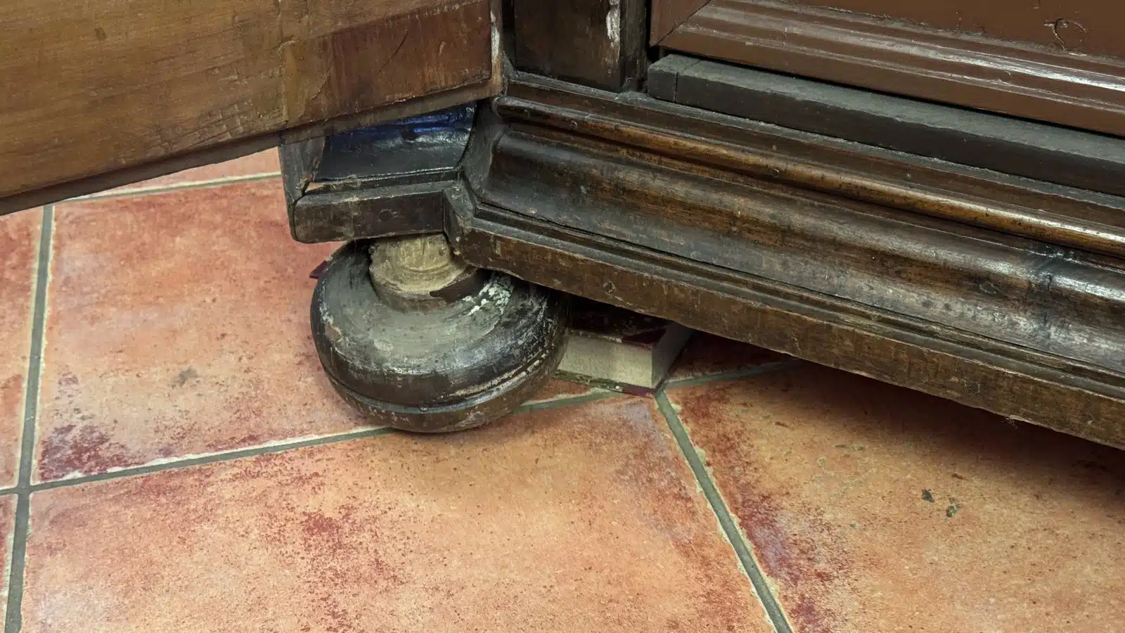 Provinzieller Barockhallenschrank, massiver Korpus, braun mattiert, mit gewunden gedrechselten Säulen geziert, in feiner Qualität ornamental sowie in Form Rranken, 2 Türen, 2 Laden, Schloss, Schlüssel, guter Allgemeinzustand mit schöner Patina, kleinere Teile zu ergänzen, Füße zu restaurieren, mit der Bitte um Besichtigung – Bild 23