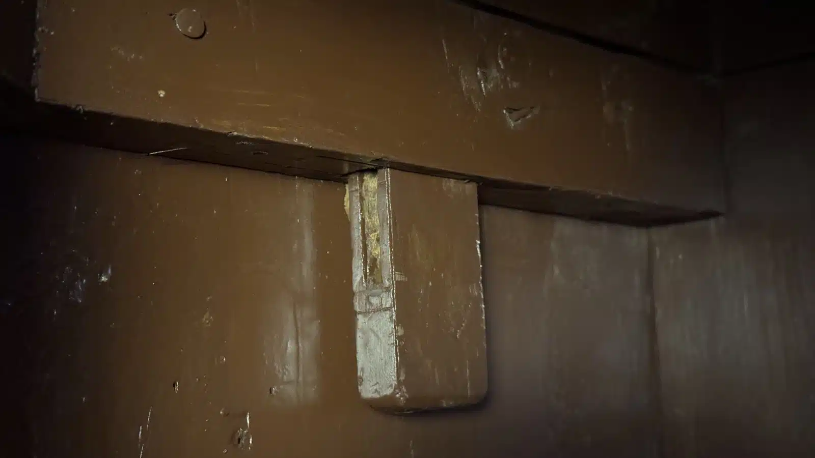 Provinzieller Barockhallenschrank, massiver Korpus, braun mattiert, mit gewunden gedrechselten Säulen geziert, in feiner Qualität ornamental sowie in Form Rranken, 2 Türen, 2 Laden, Schloss, Schlüssel, guter Allgemeinzustand mit schöner Patina, kleinere Teile zu ergänzen, Füße zu restaurieren, mit der Bitte um Besichtigung – Bild 24