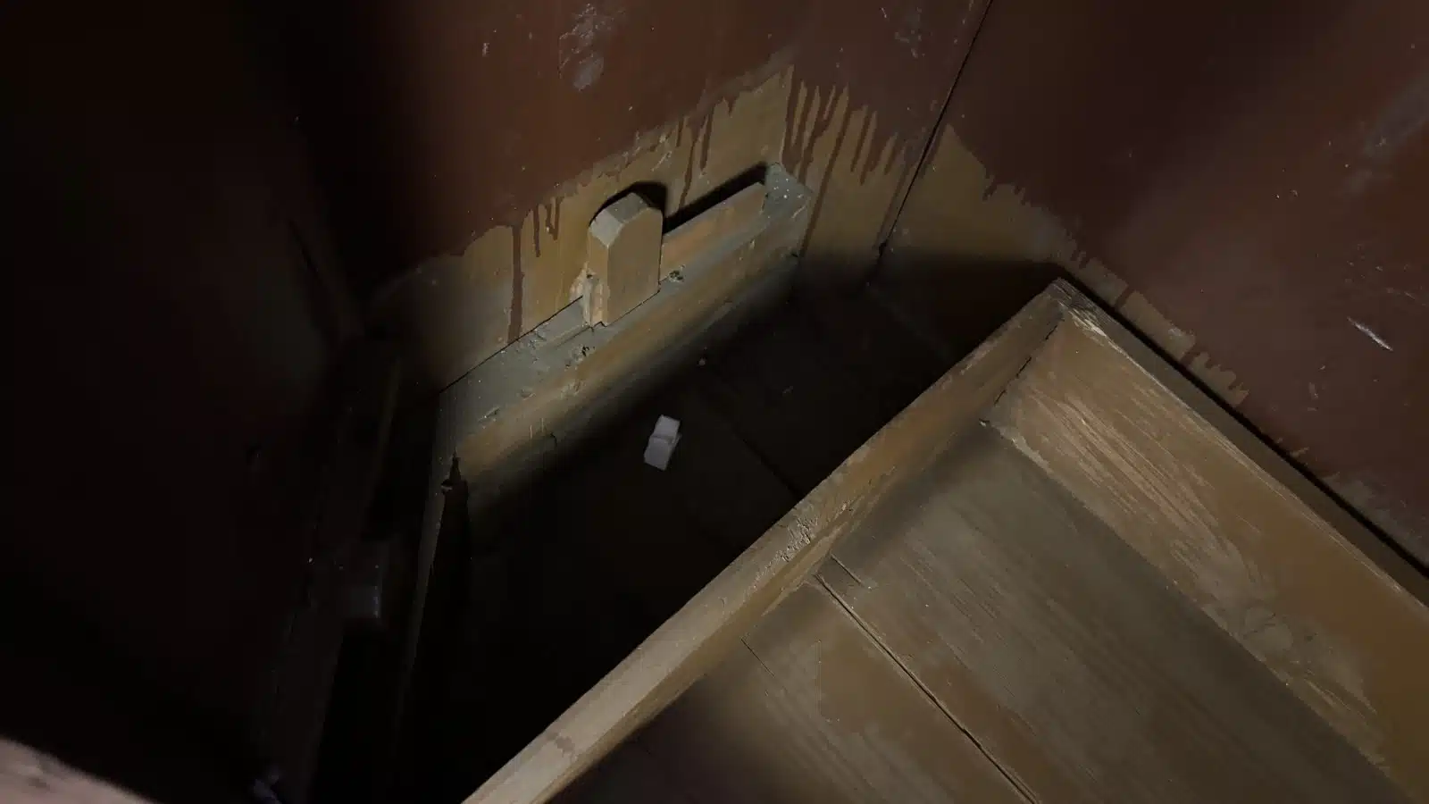 Provinzieller Barockhallenschrank, massiver Korpus, braun mattiert, mit gewunden gedrechselten Säulen geziert, in feiner Qualität ornamental sowie in Form Rranken, 2 Türen, 2 Laden, Schloss, Schlüssel, guter Allgemeinzustand mit schöner Patina, kleinere Teile zu ergänzen, Füße zu restaurieren, mit der Bitte um Besichtigung – Bild 25