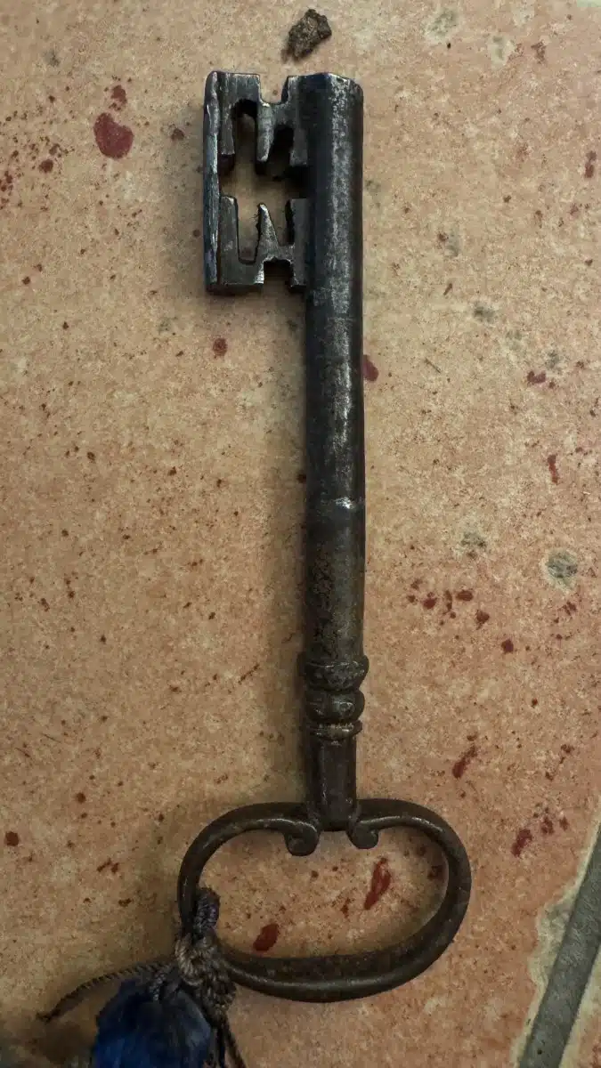 Provinzieller Barockhallenschrank, massiver Korpus, braun mattiert, mit gewunden gedrechselten Säulen geziert, in feiner Qualität ornamental sowie in Form Rranken, 2 Türen, 2 Laden, Schloss, Schlüssel, guter Allgemeinzustand mit schöner Patina, kleinere Teile zu ergänzen, Füße zu restaurieren, mit der Bitte um Besichtigung – Bild 27