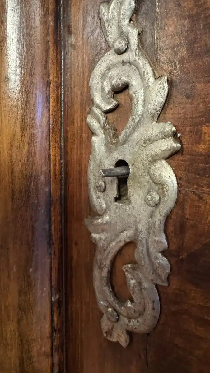 Provinzieller Barockhallenschrank, massiver Korpus, braun mattiert, mit gewunden gedrechselten Säulen geziert, in feiner Qualität ornamental sowie in Form Rranken, 2 Türen, 2 Laden, Schloss, Schlüssel, guter Allgemeinzustand mit schöner Patina, kleinere Teile zu ergänzen, Füße zu restaurieren, mit der Bitte um Besichtigung – Bild 28