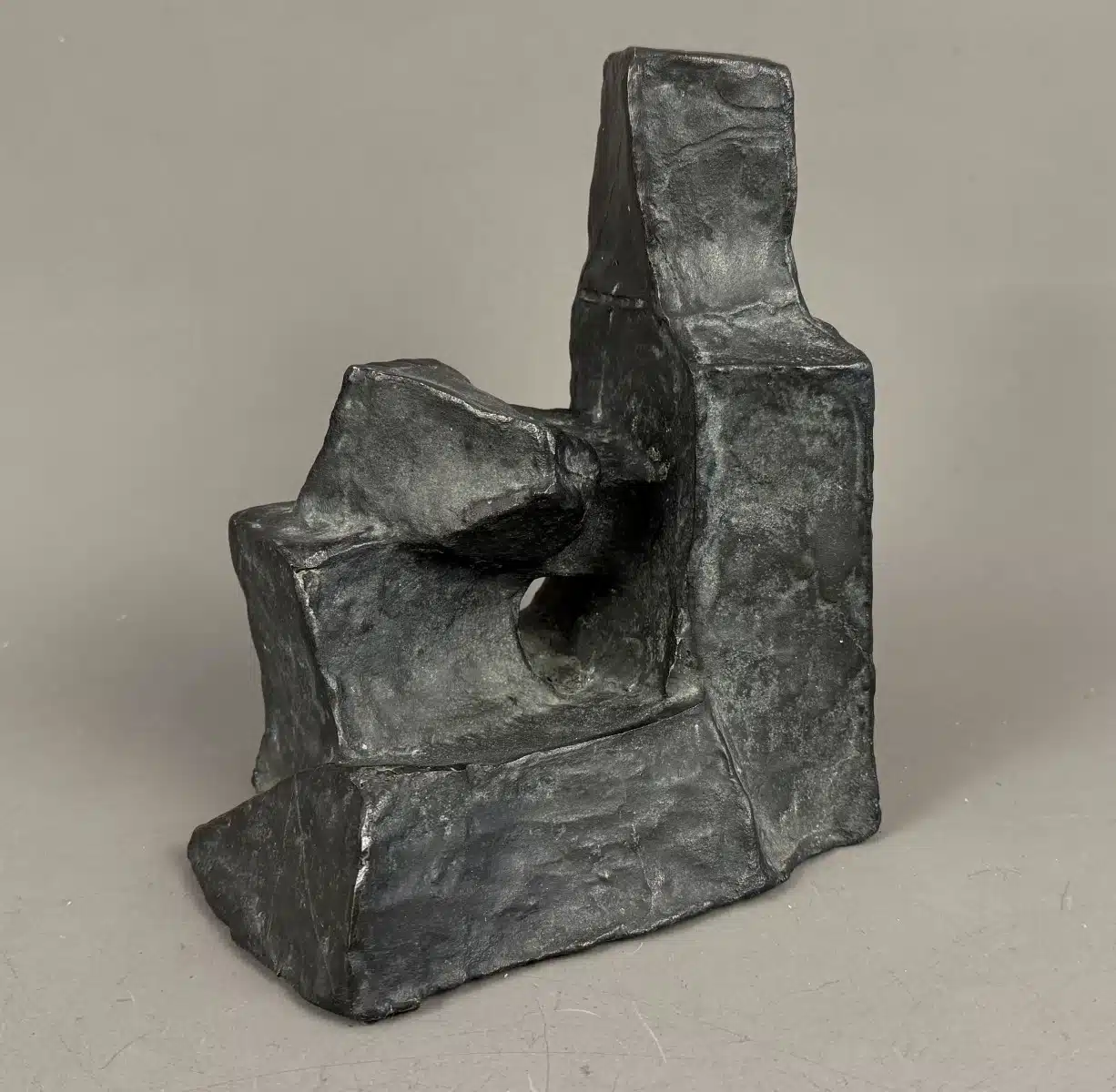 Fritz Wotruba (Wien 1907-1975) Kleine Sitzende Figur, 1952, schwarzbraune Patina, signiert F. Wotruba, Nr 297 von einer Auflage von 1000 arabisch nummerierten Exemplaren der Euro-Art, Höhe 21 cm, Gießerstempel: Venturi Arte und der Edition Euro Art